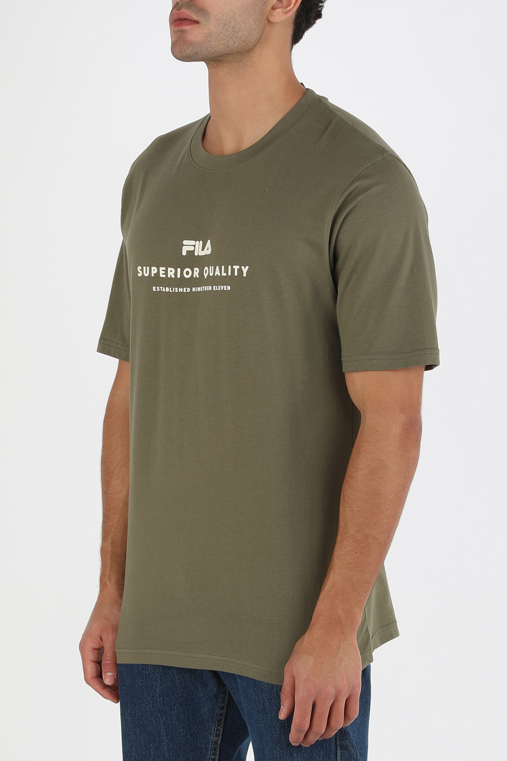 תמונת דוגמן קידמית של חולצת טי עם לוגו בגוון ירוק זית