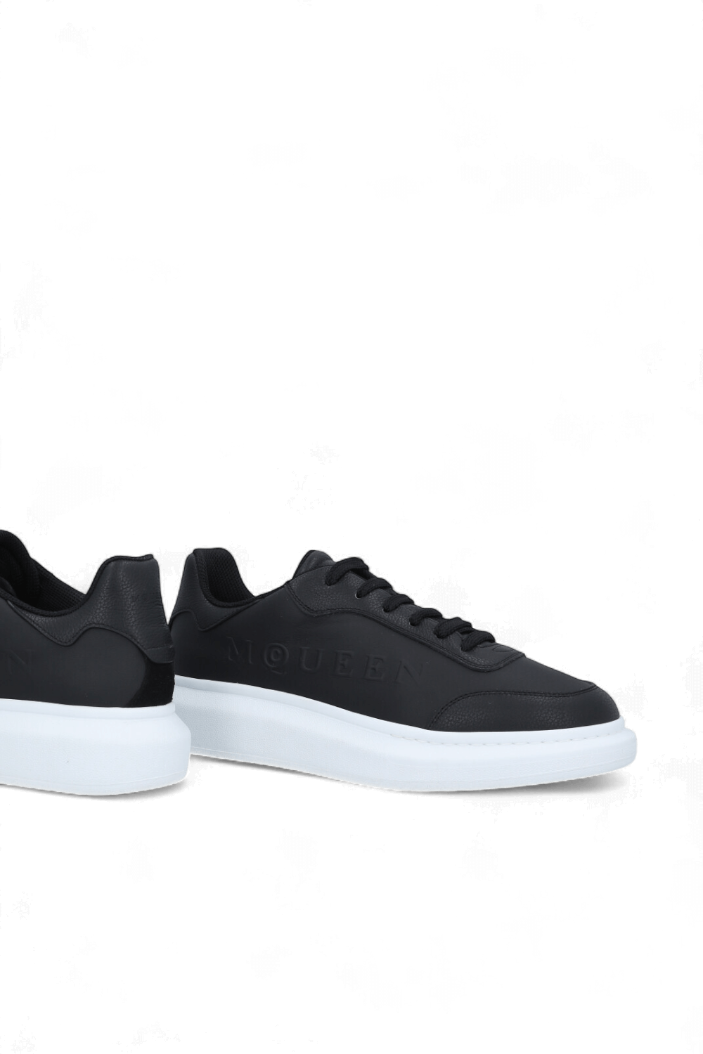 תמונת תקריב של נעלי סניקרס