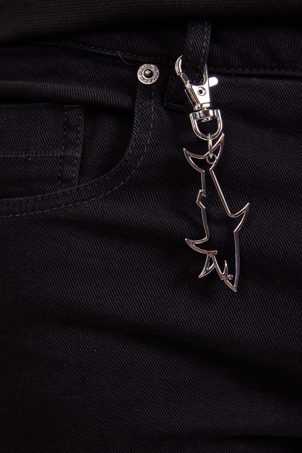 תמונת תקריב דוגמן של מכנסי ג'ינס בגזרה ישרה