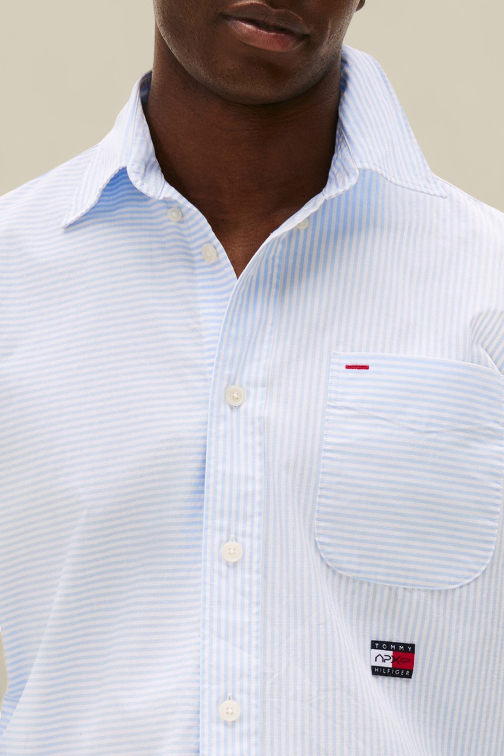 תמונת תקריב דוגמן של טומי הילפיגר X סרט פורמולה 1 חולצת כפתורים