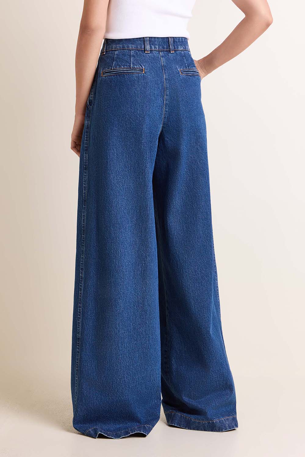 תמונת דוגמן אחורית של מכנסי ג'ינס רחבים