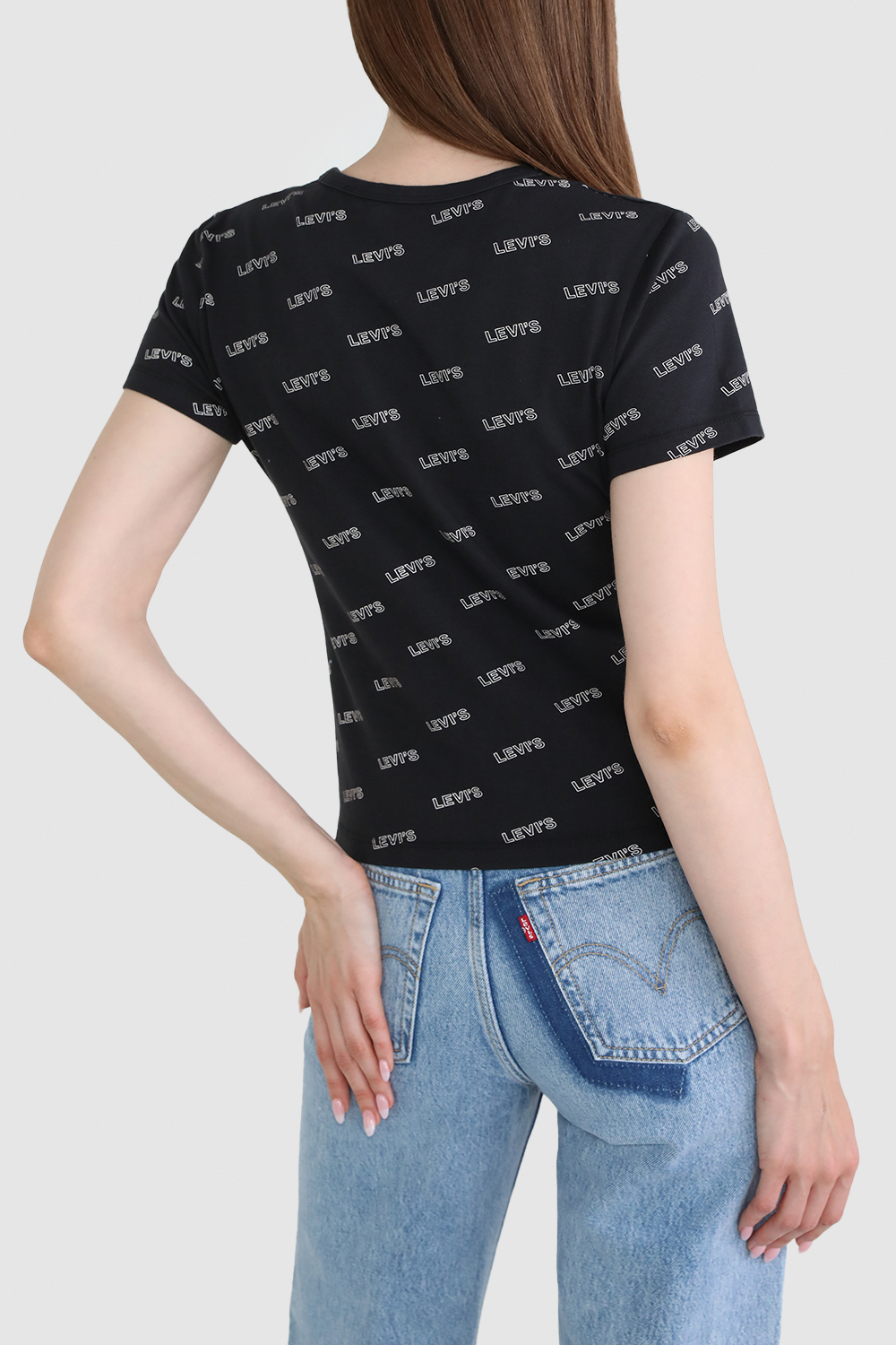 תמונת דוגמן אחורית של חולצת טי מונוגרמה