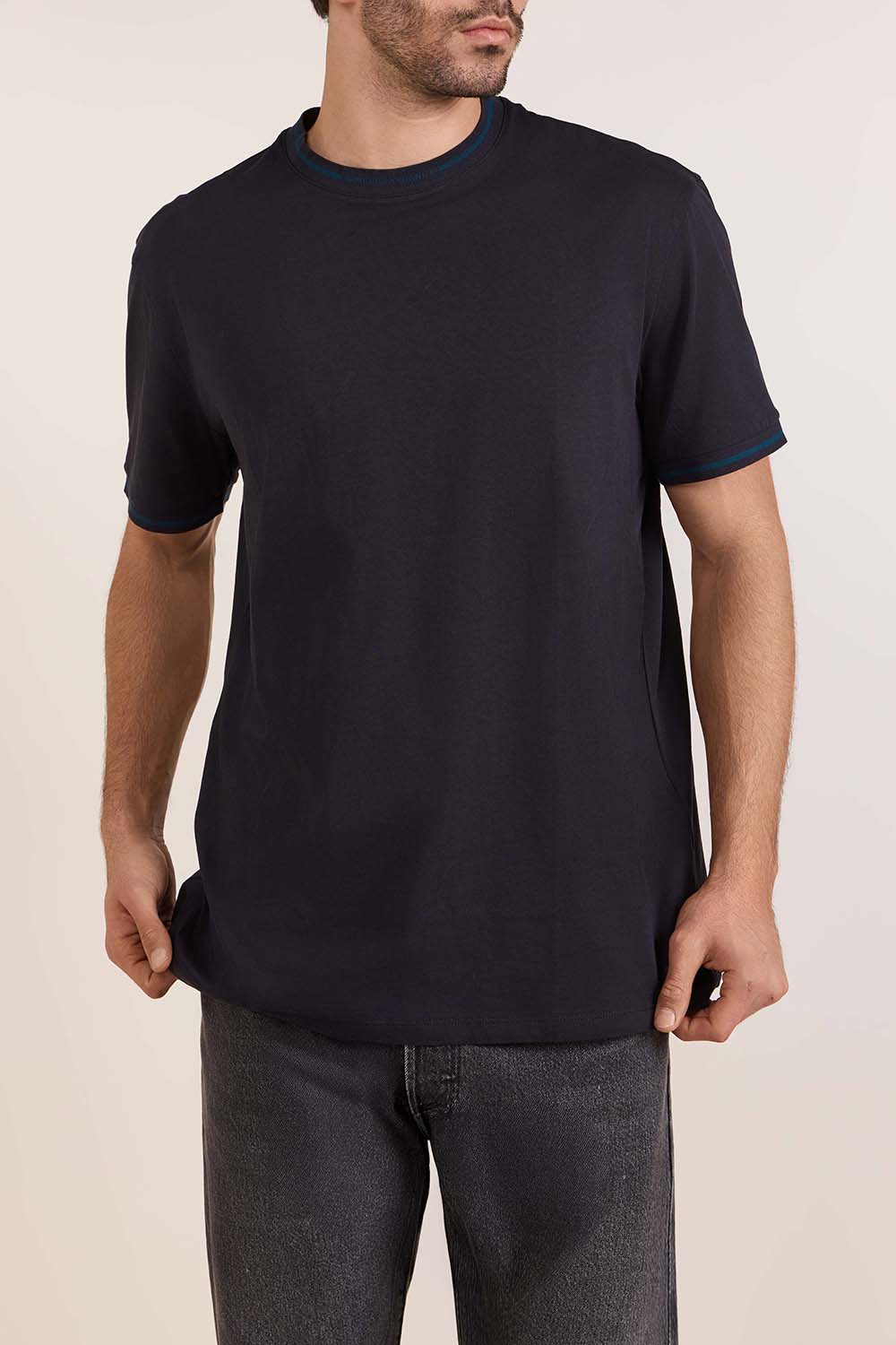 תמונת דוגמן קידמית של חולצת טי