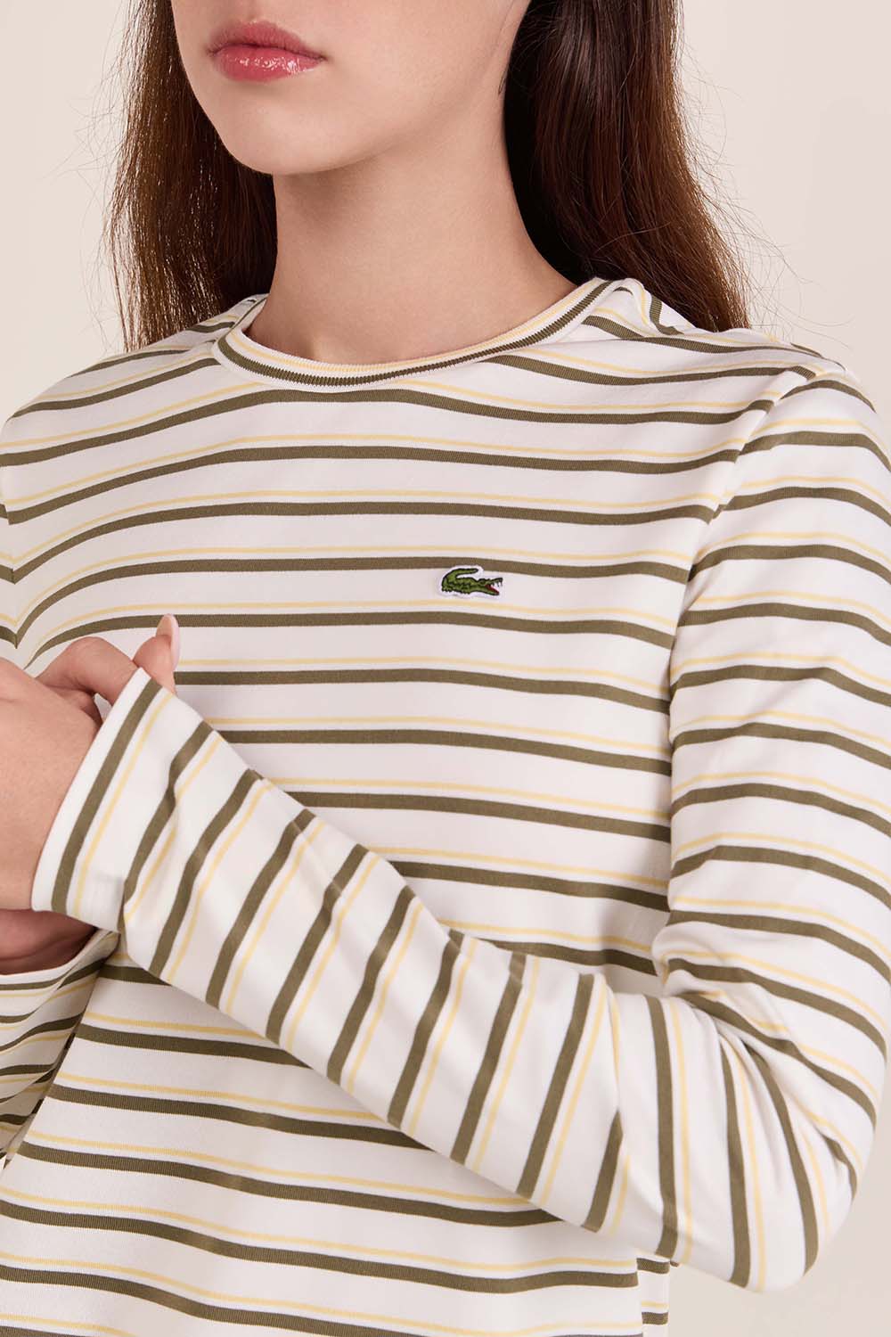 תמונת תקריב דוגמן של חולצת טי שרוול ארוך