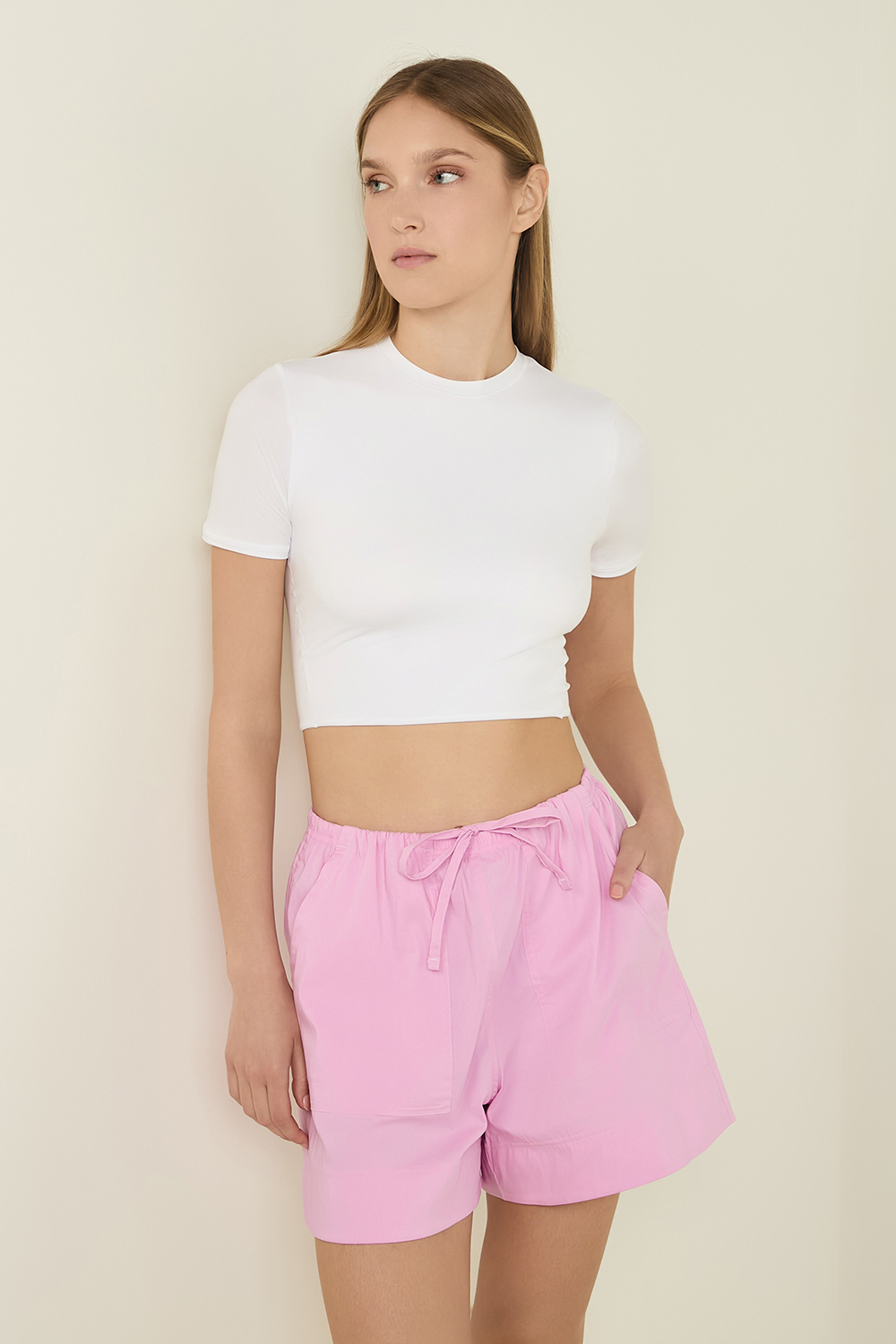 תמונת דוגמן קידמית של Nulu Crewneck Cropped T-Shirt