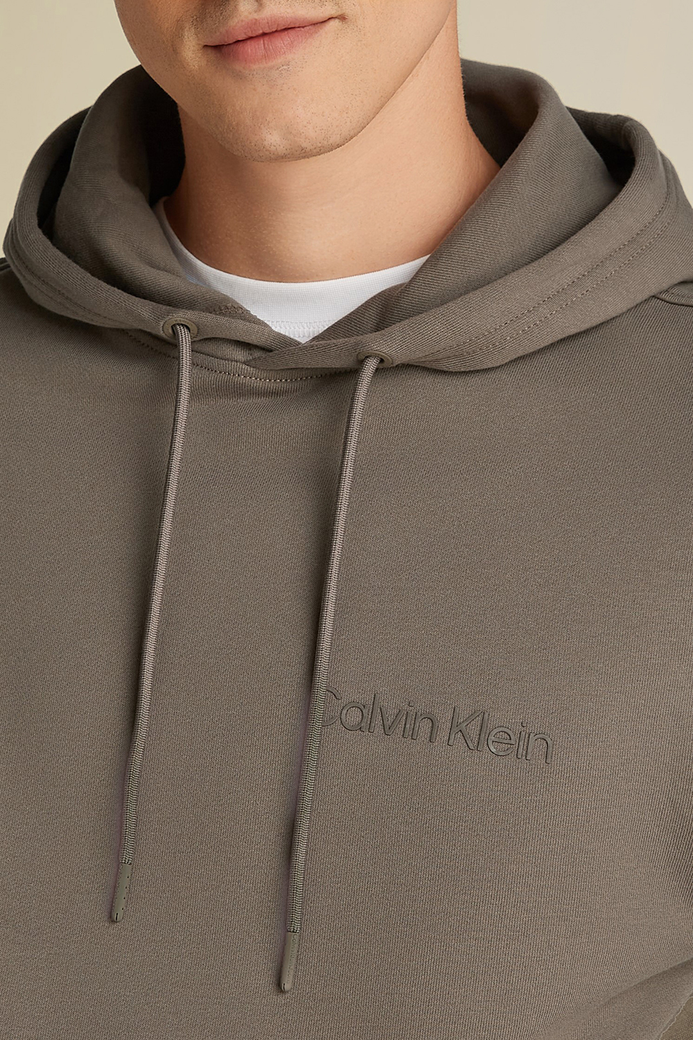 תמונת תקריב דוגמן של סווטשירט קפוצ'ון