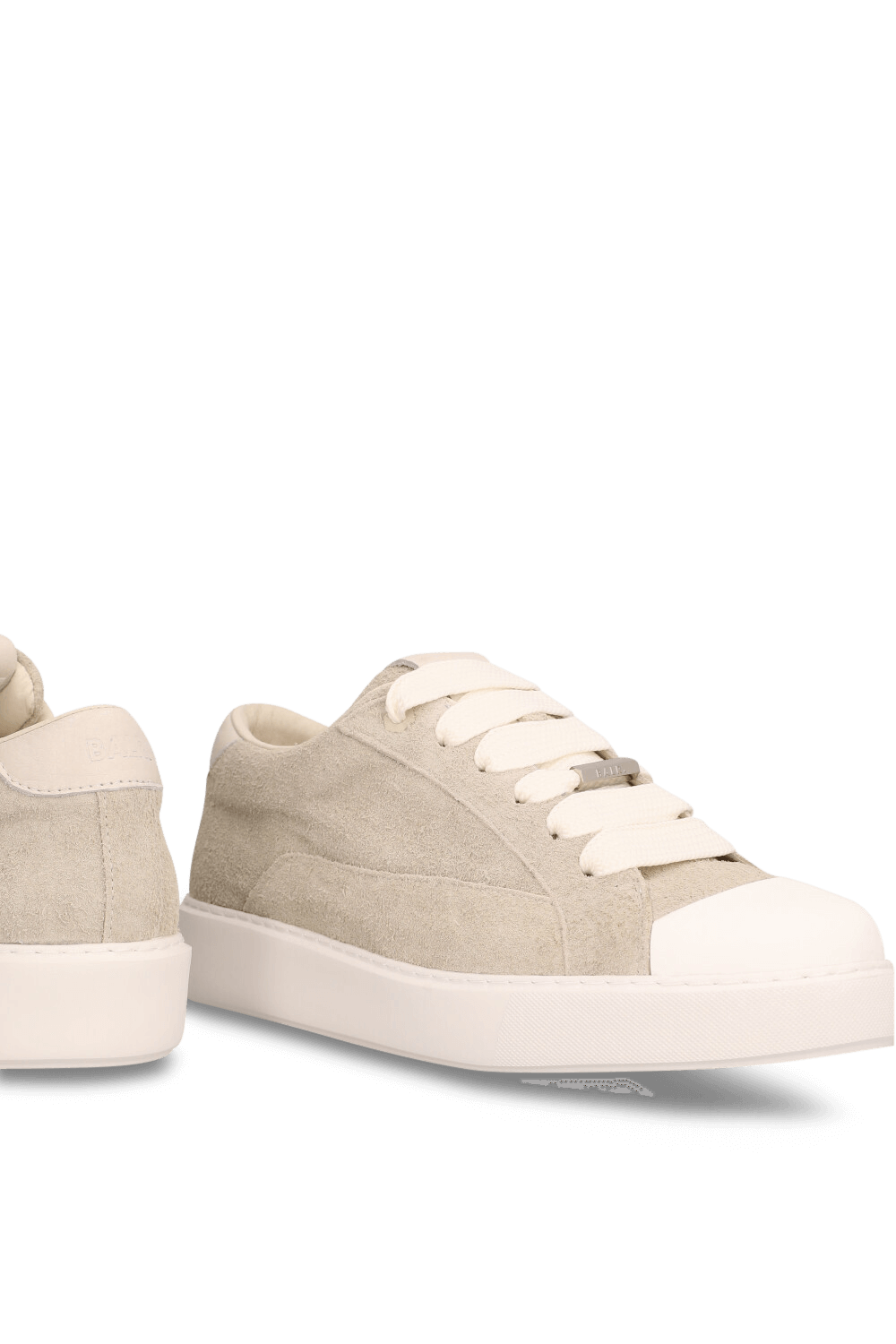 תמונת תקריב של נעלי סניקרס