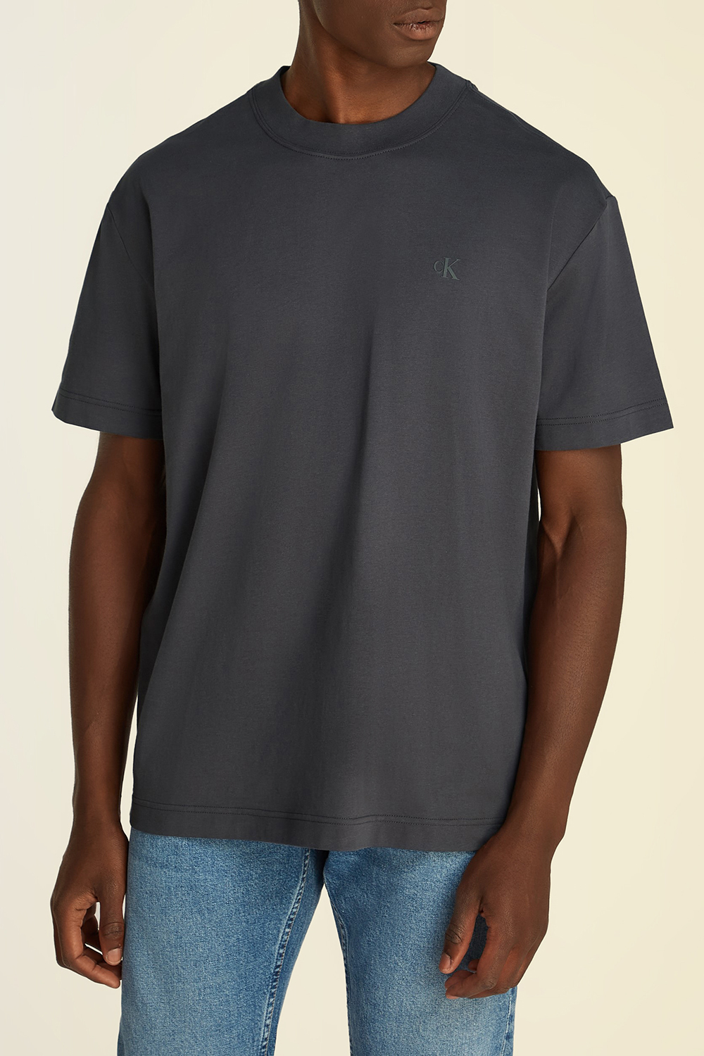 תמונת דוגמן קידמית של חולצת טי עם הדפס בגב