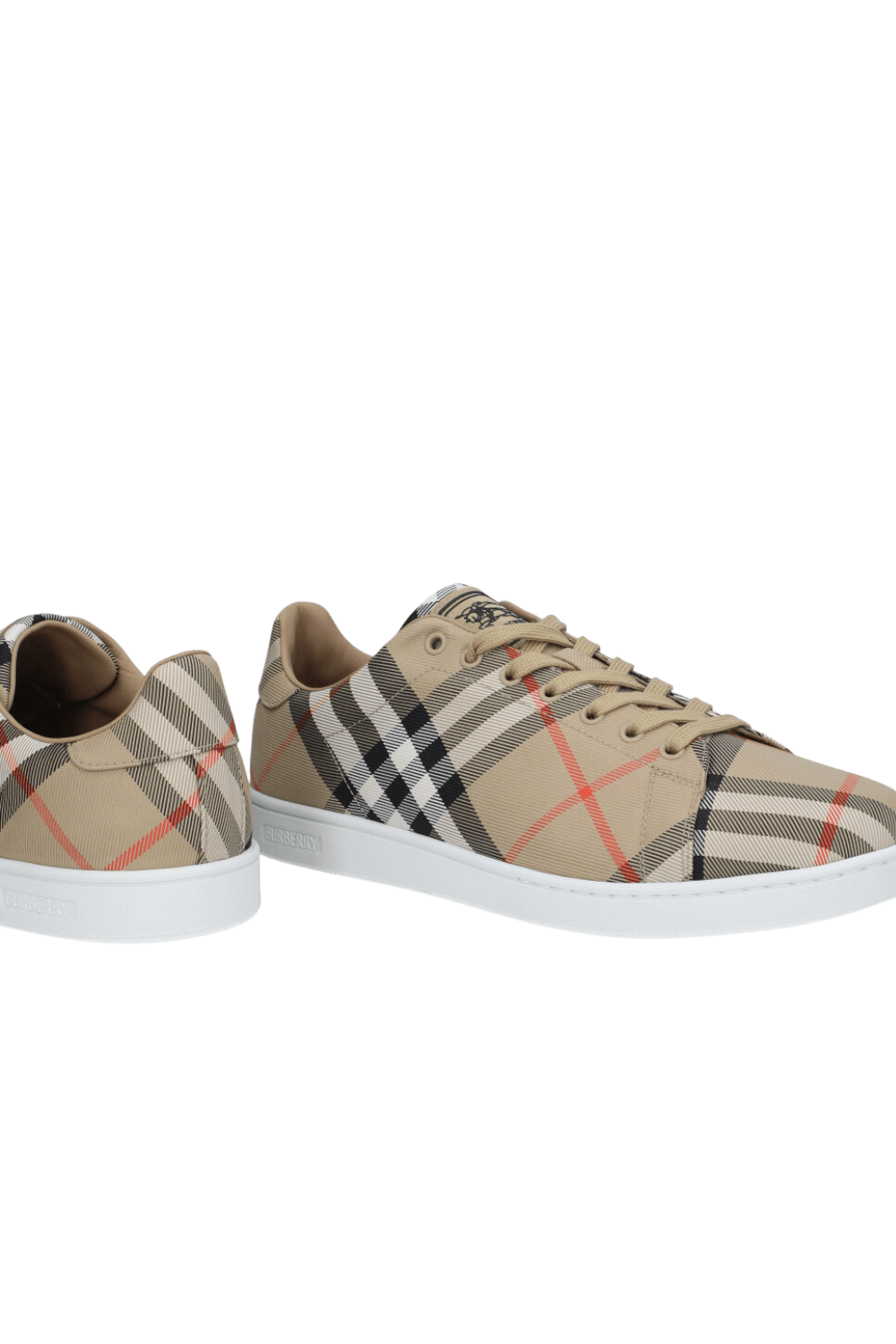 תמונת תקריב של נעלי סניקרס