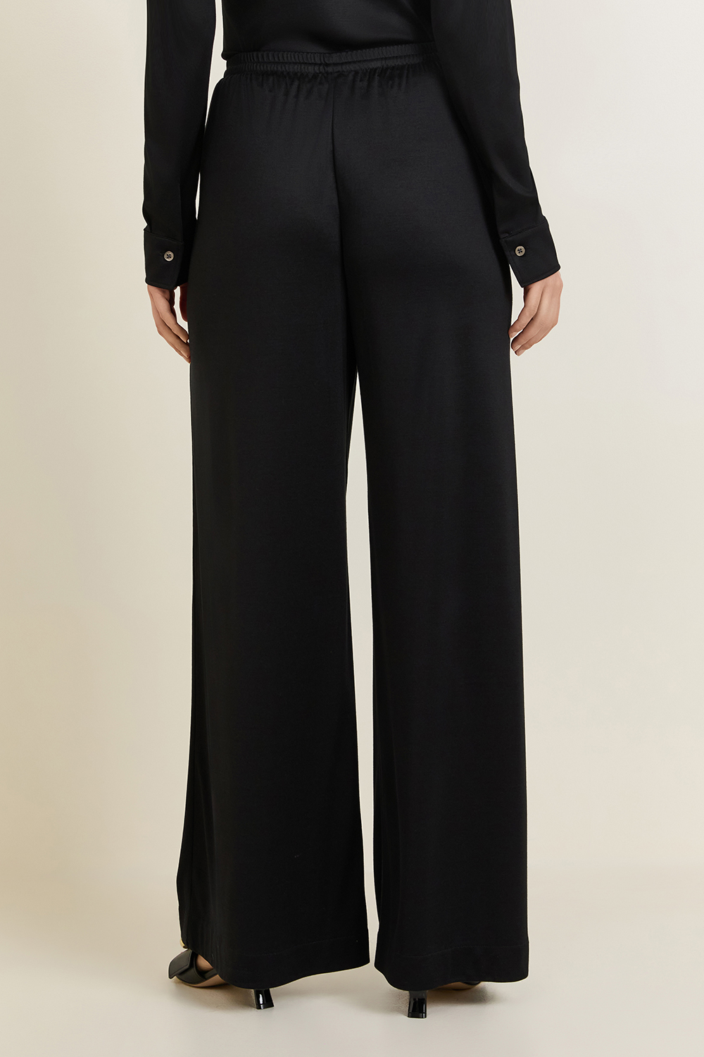 תמונת דוגמן אחורית של מכנסיים ארוכים