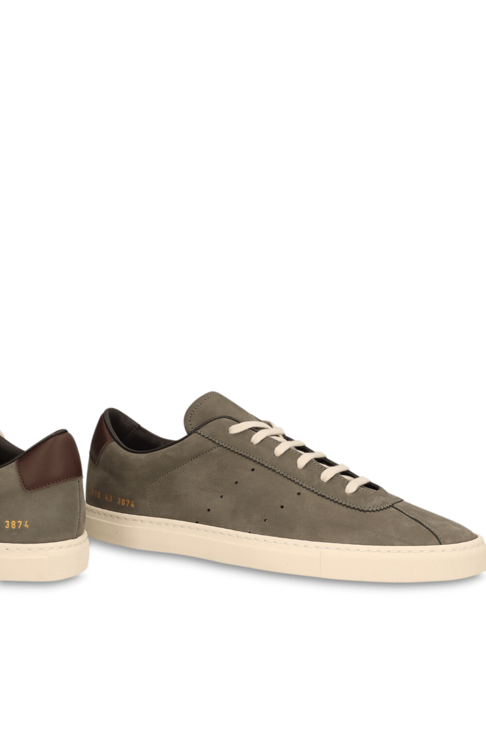 תמונת תקריב של נעלי סניקרס