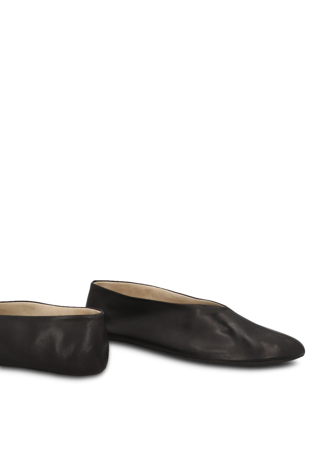 תמונת תקריב של נעלי סליפר סטלה