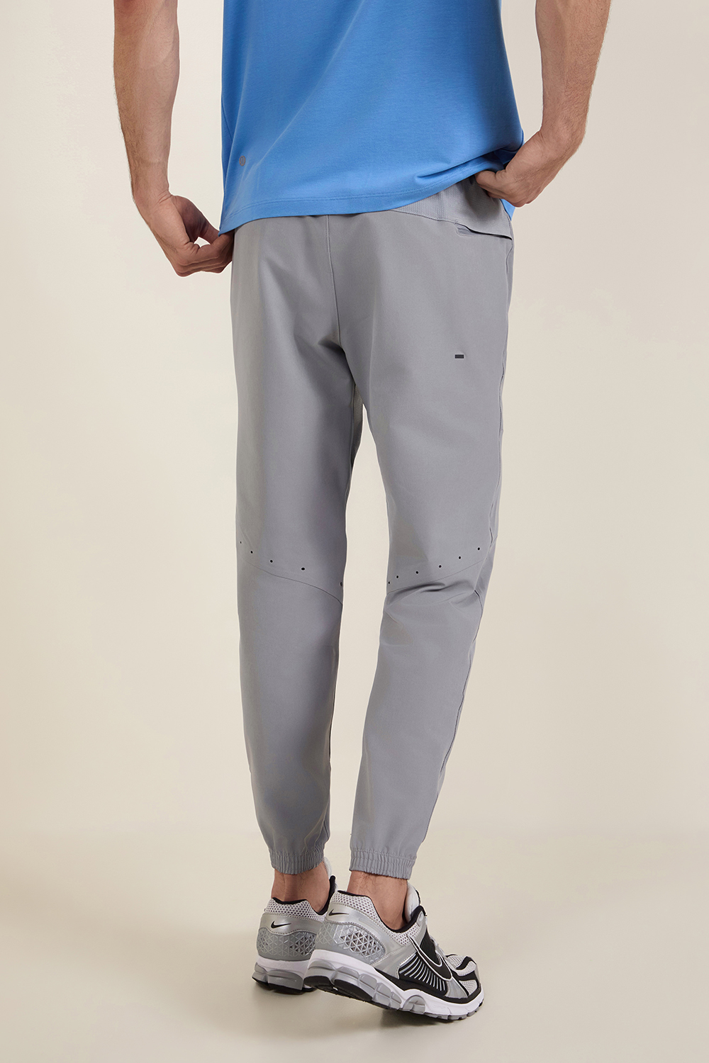 תמונת דוגמן אחורית של License to Train Jogger