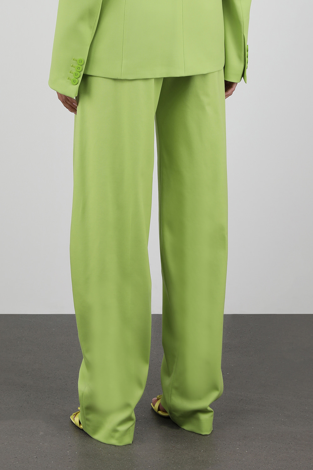 תמונת דוגמן אחורית של מכנסי ג'אגר מתרחבים מצמר ירוק