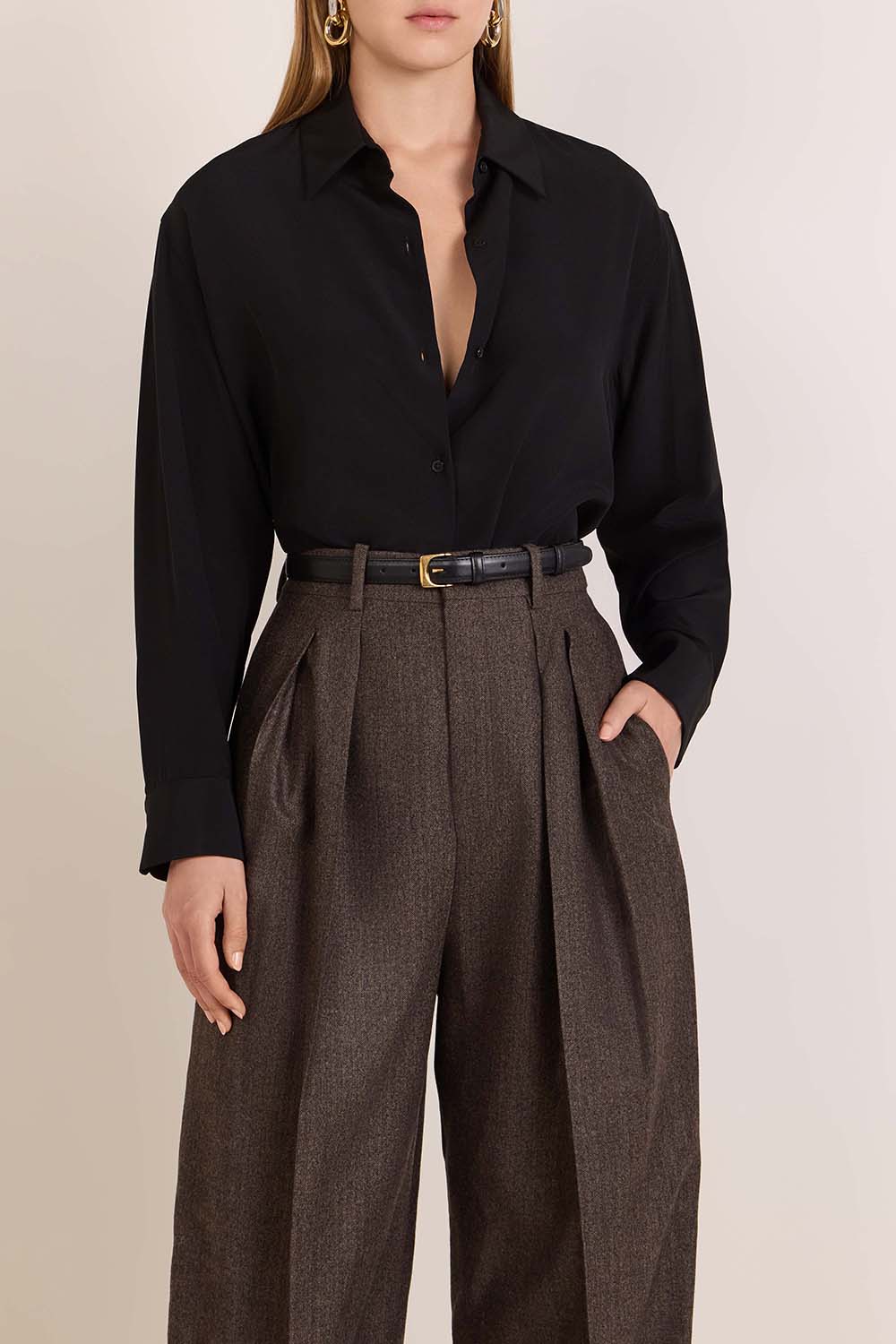 תמונת דוגמן קידמית של חולצת כפתורים ממשי