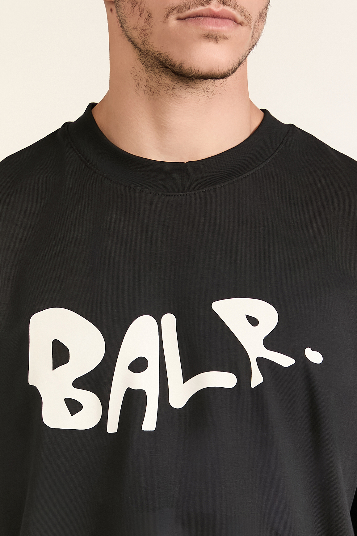 תמונת תקריב דוגמן של חולצת טי גרפיטי