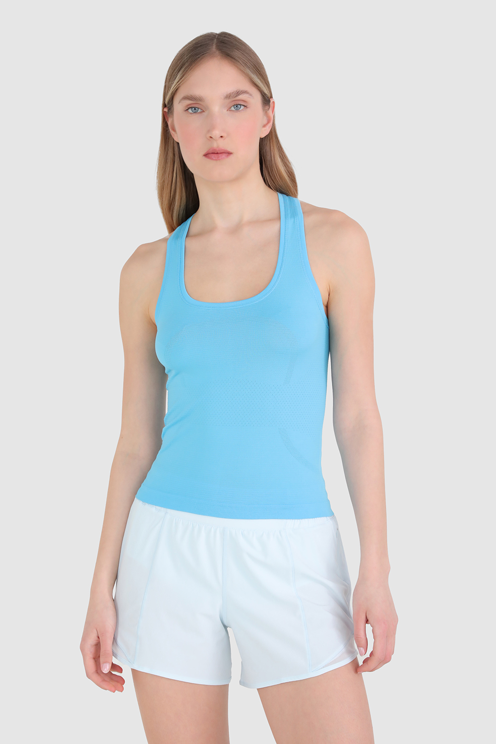 תמונת דוגמן קידמית של Swiftly Tech Racerback Tank Top 2.0