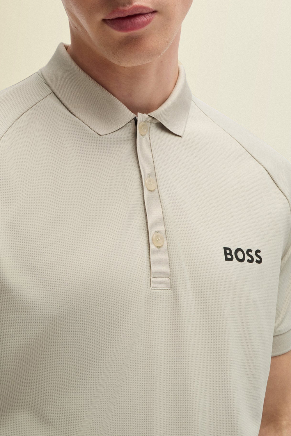 תמונת תקריב דוגמן של בוס X מתאו ברטיני חולצת פולו