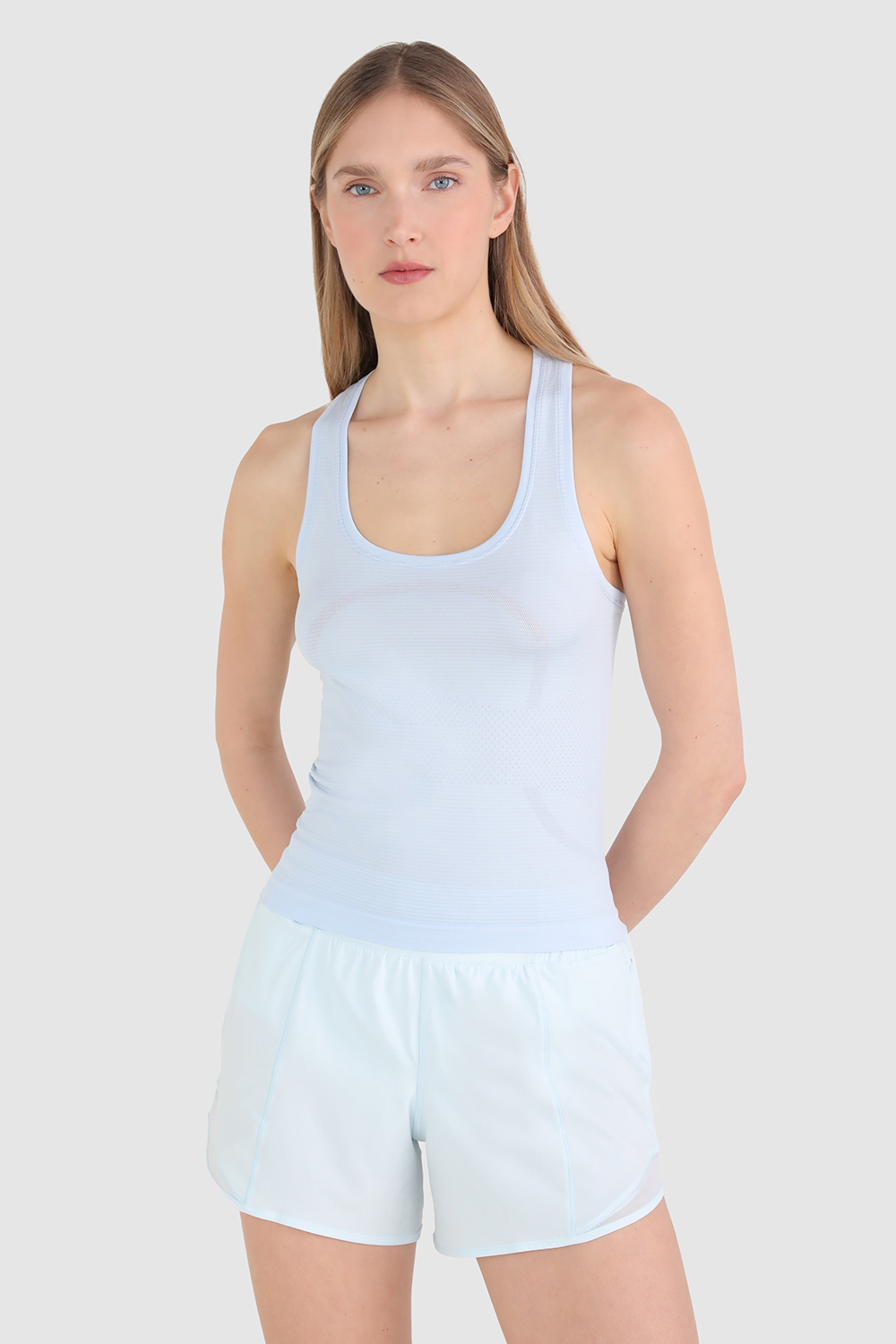 תמונת דוגמן קידמית של Swiftly Tech Racerback Tank Top 2.0