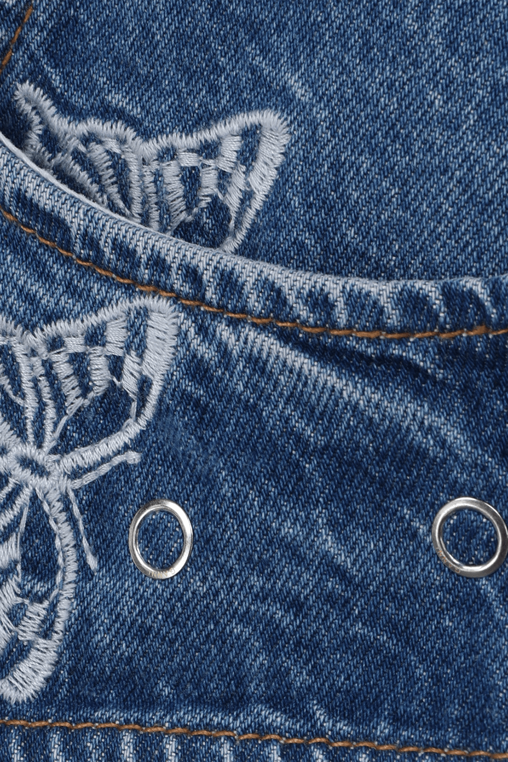 תמונה אחורית של קרופ טופ מעטפה עם רקמת פרפרים