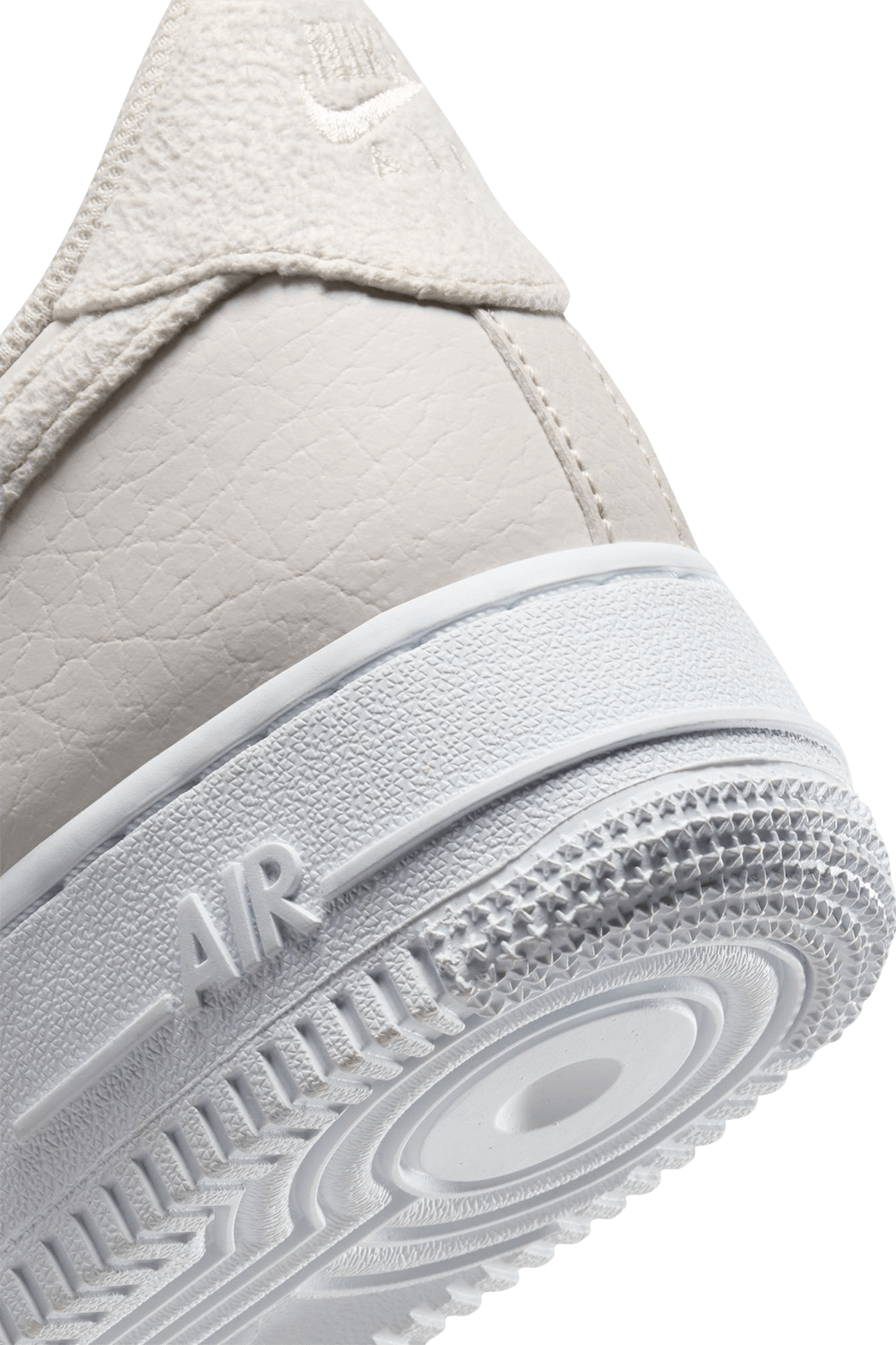 תמונת תקריב של נעלי סניקרס אייר פורס 1 נקסט נייטשר