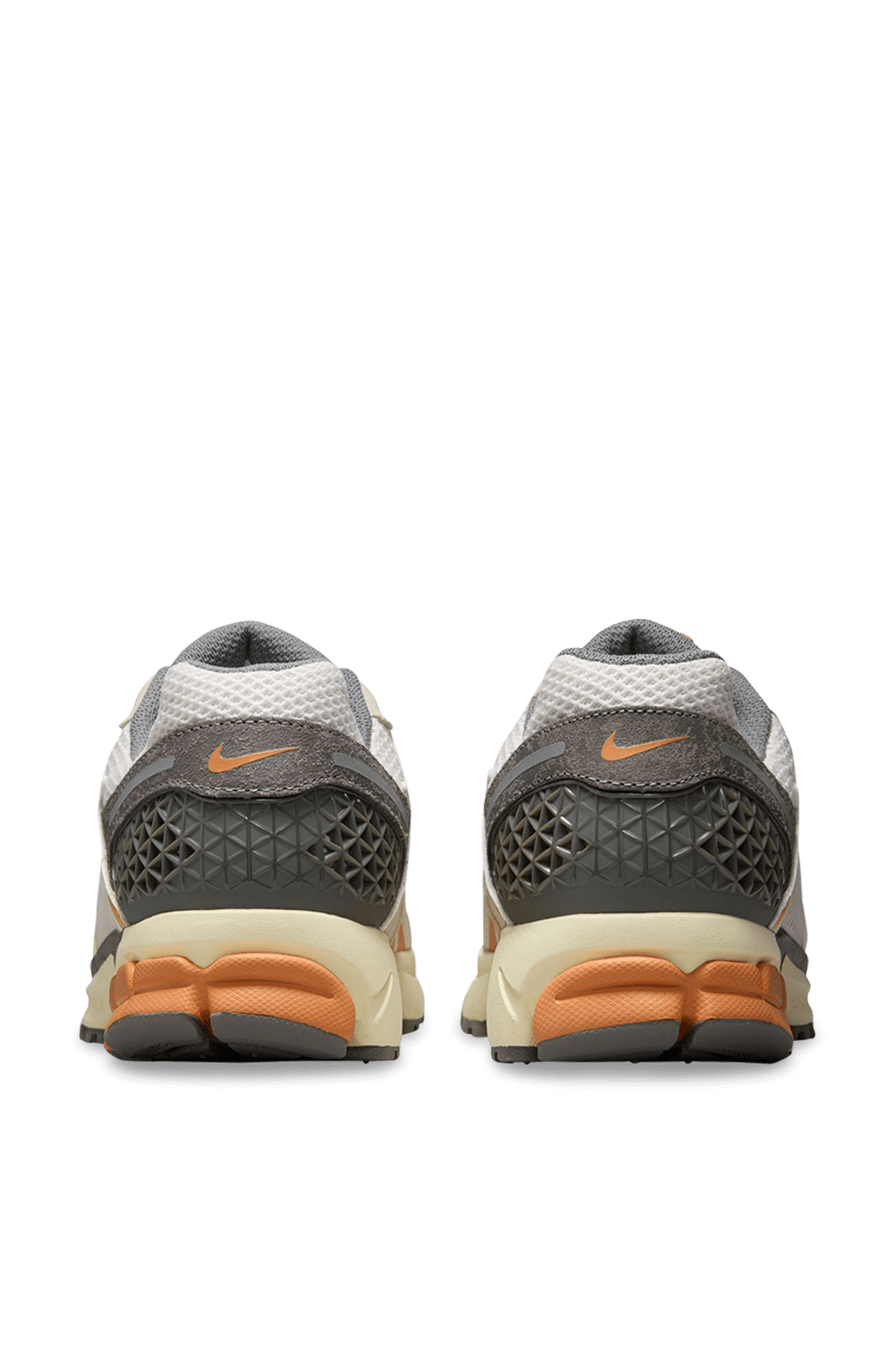 תמונה אחורית של נעלי סניקרס זום וומרו 5