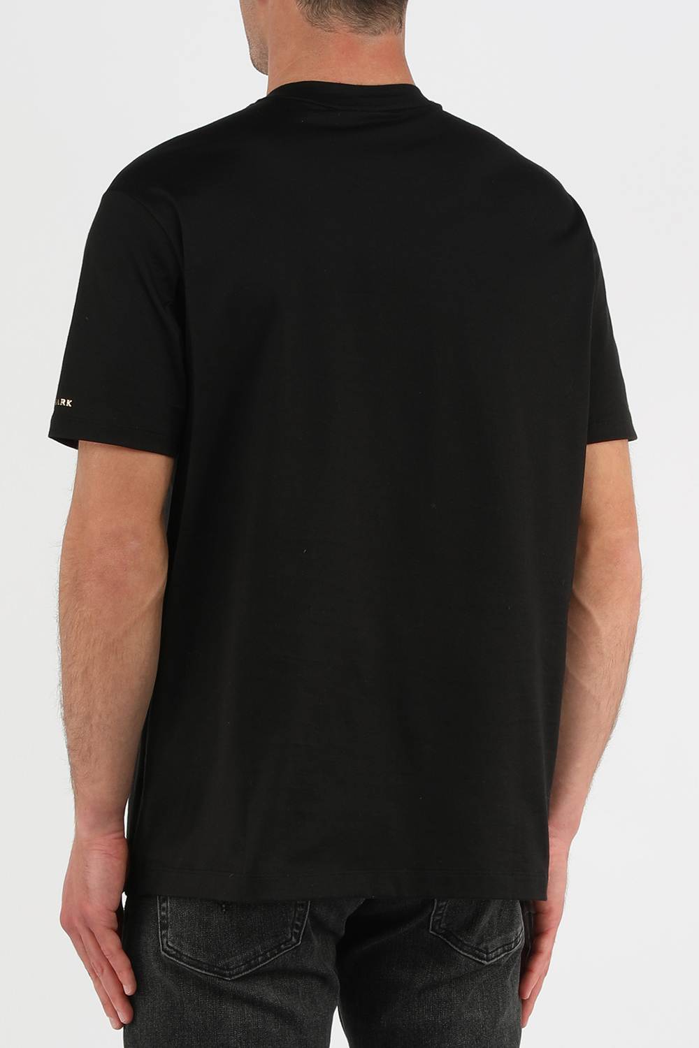 תמונת דוגמן אחורית של חולצת טי שחורה עם לוגו כריש מוזהב