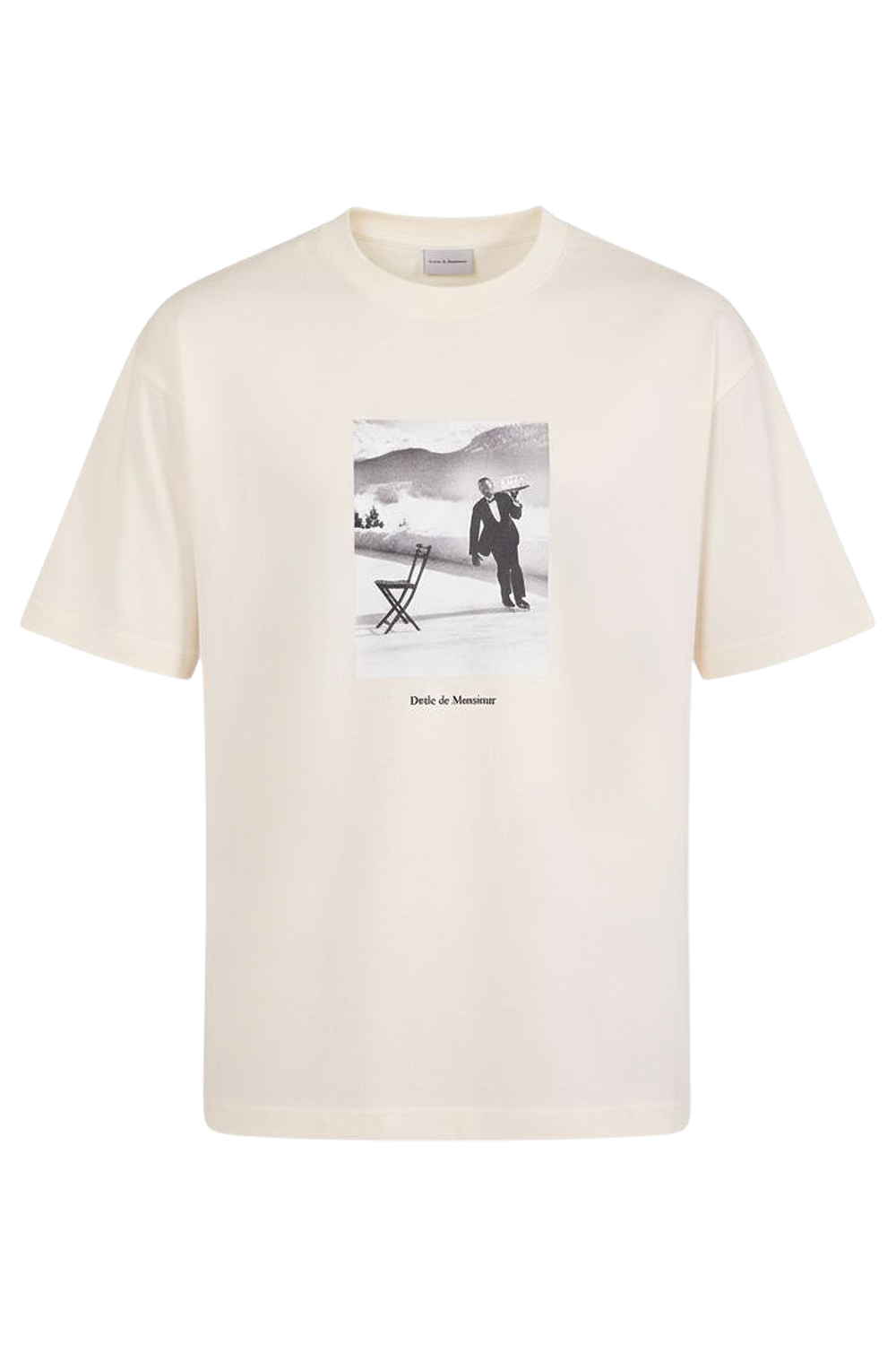 תמונה קידמית של חולצת טי משוחררת