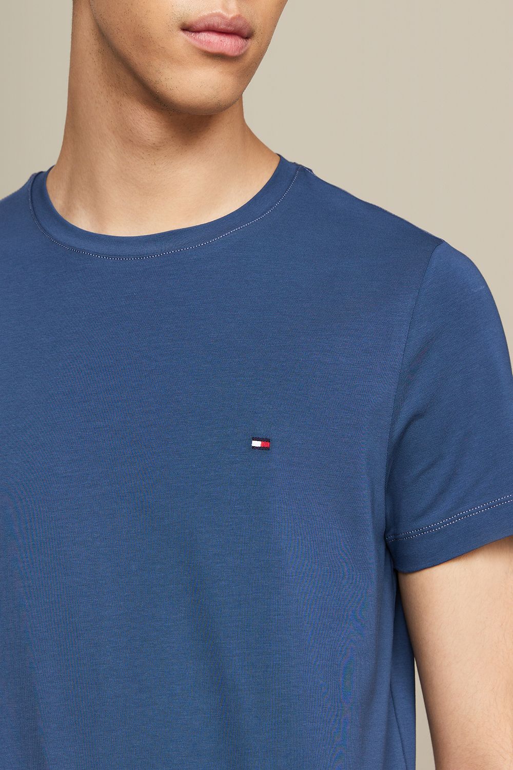 תמונת תקריב דוגמן של חולצת טי אקסטרה סלים פיט