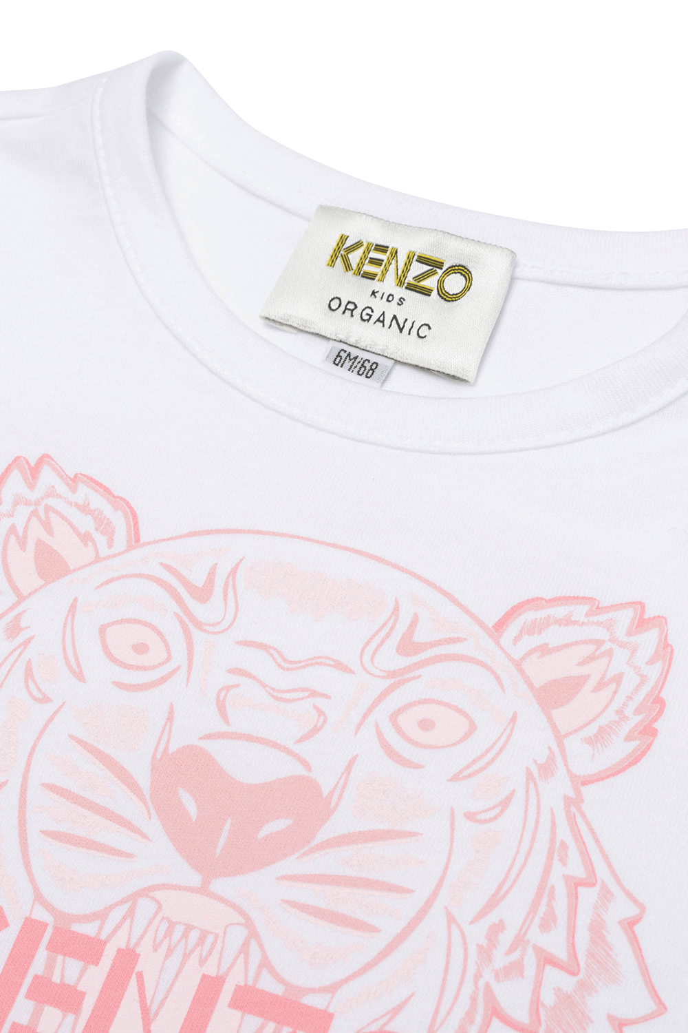 תמונת תקריב של גילאי 6-18 חודשים חולצת טי לבנה עם סמל הנמר