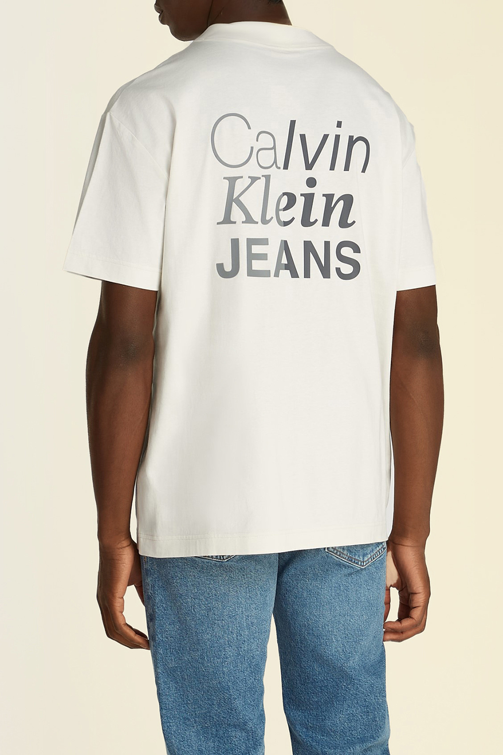 תמונת דוגמן אחורית של חולצת טי עם הדפס בגב