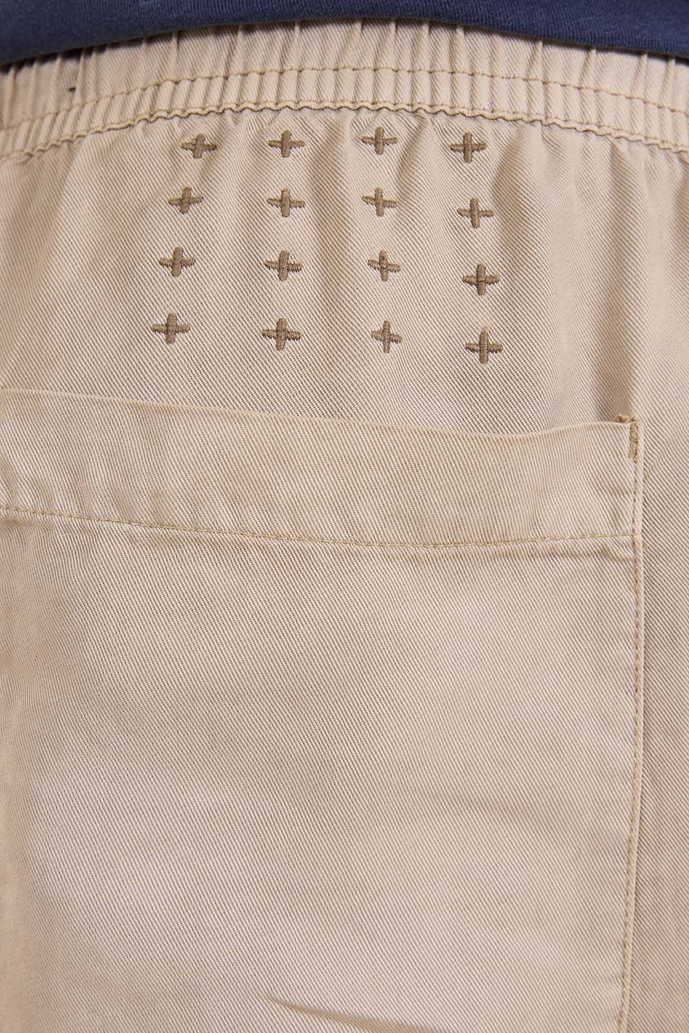 תמונת דוגמן אחורית של מכנסיים קצרים משוחררים