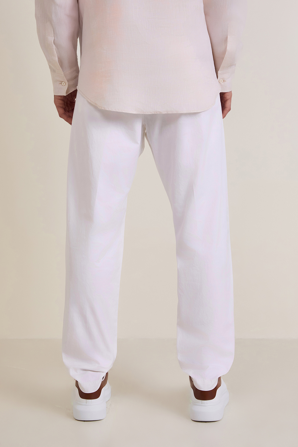 תמונת דוגמן אחורית של מכנסיים ארוכים