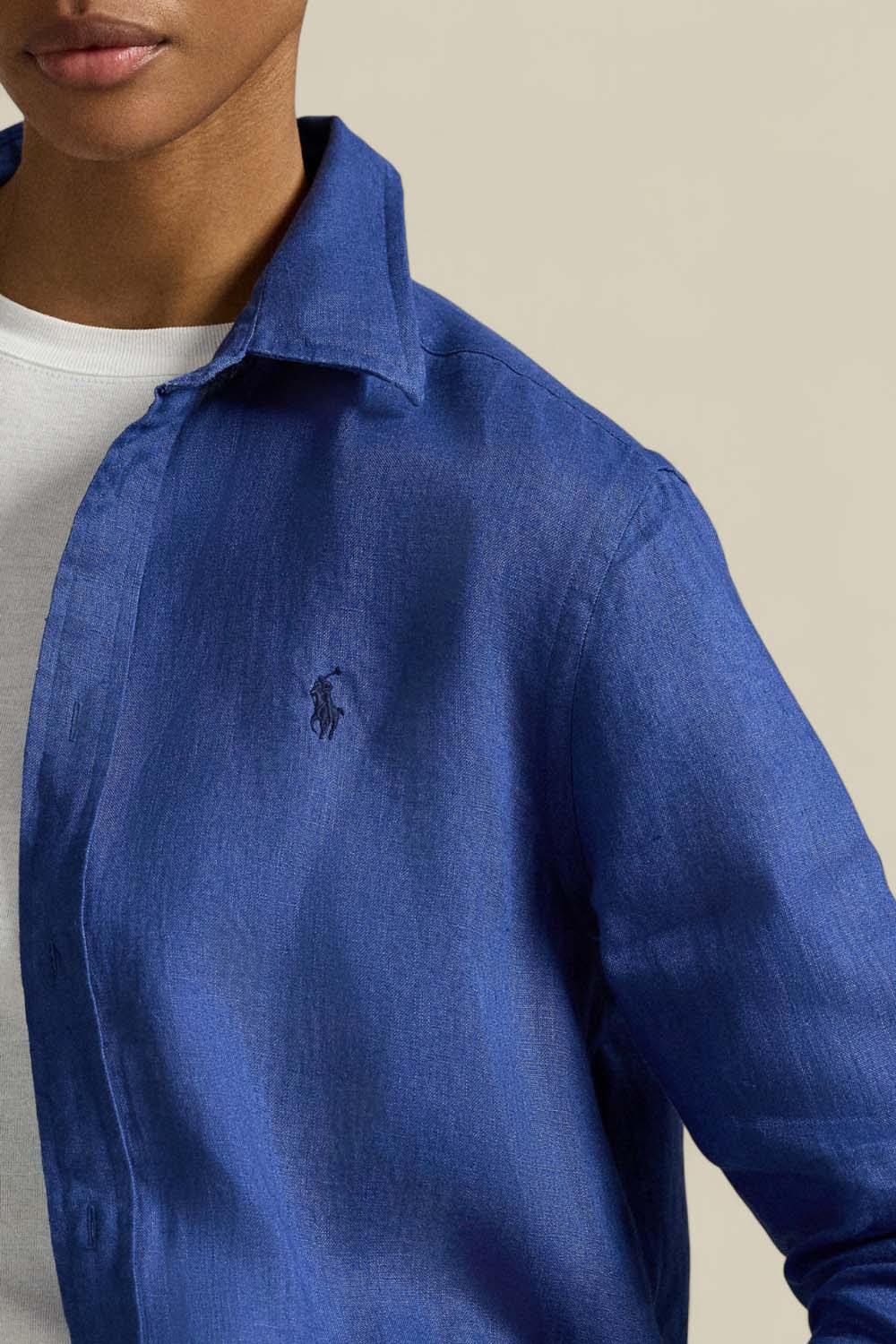 תמונת תקריב דוגמן של חולצת כפתורים מפשתן