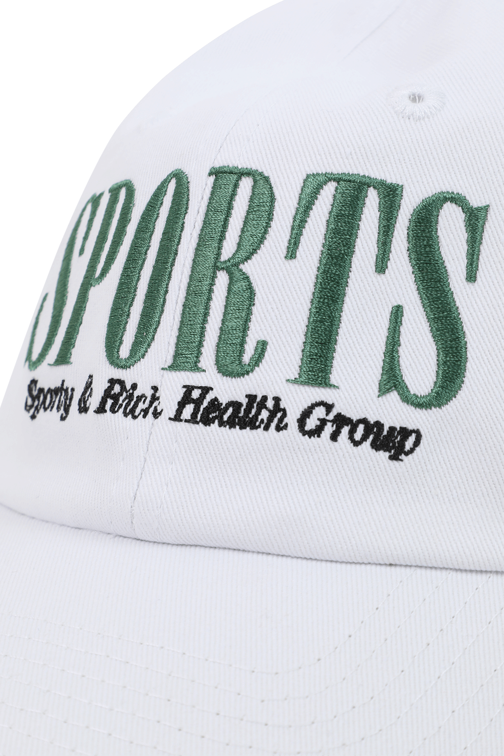 תמונת תקריב של כובע בייסבול לבן עם לוגו ירוק