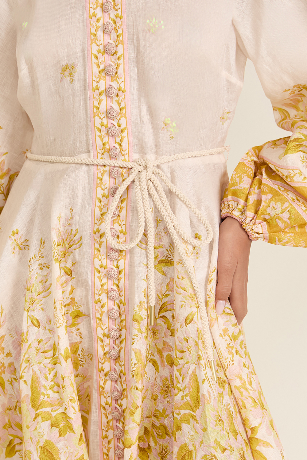 תמונת תקריב דוגמן של שמלת מיני גולדן