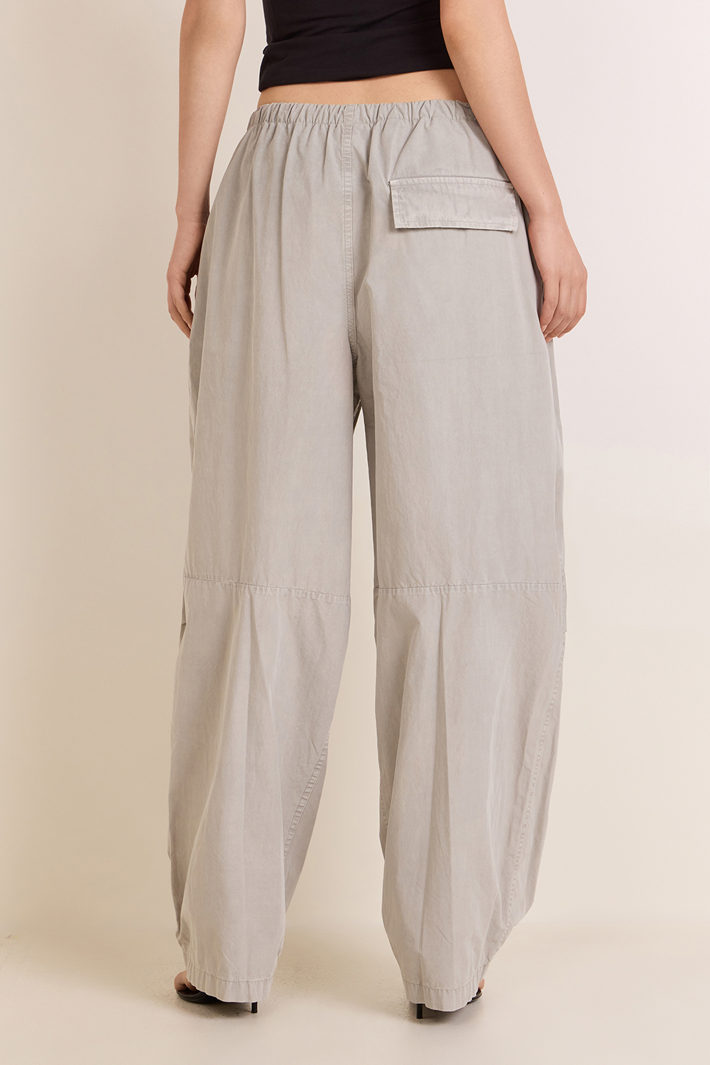 תמונת דוגמן אחורית של מכנסי ג'וג