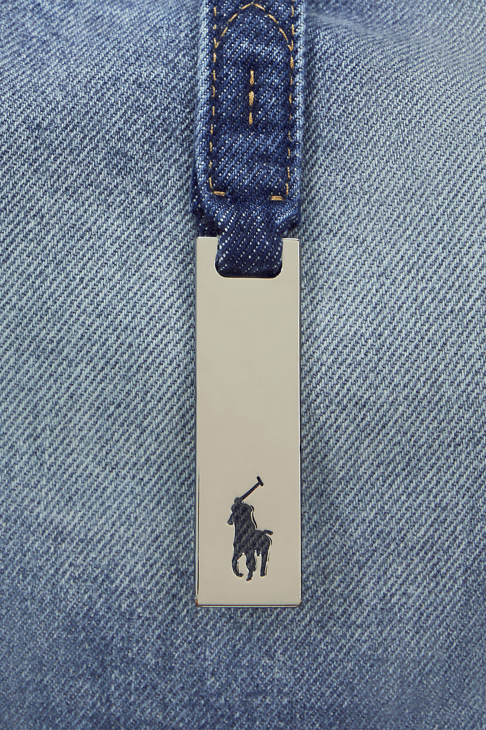 תמונת תקריב של תיק כתף פולו איי-די סמול