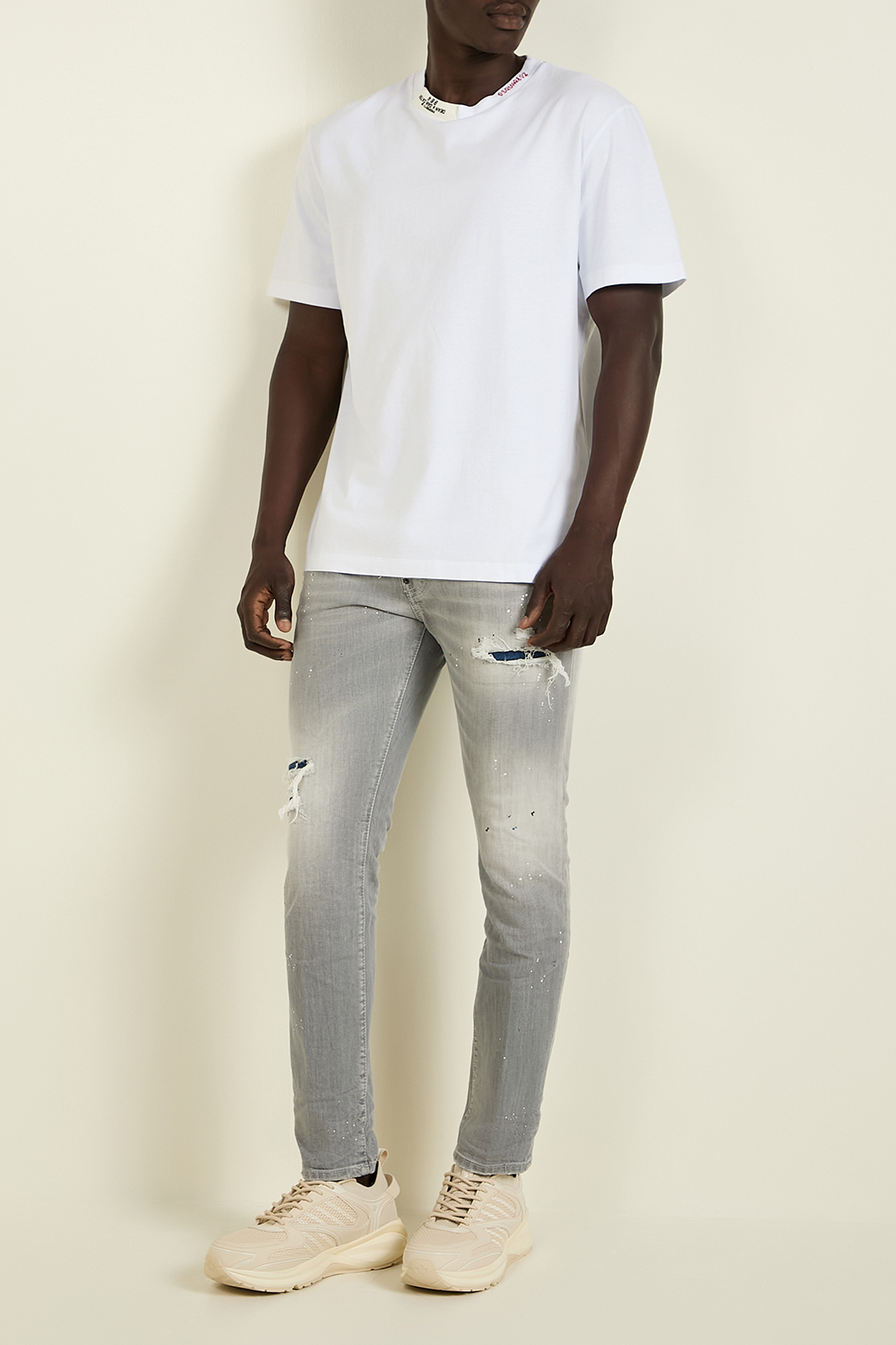 תמונת דוגמן קידמית של נעלי סניקרס