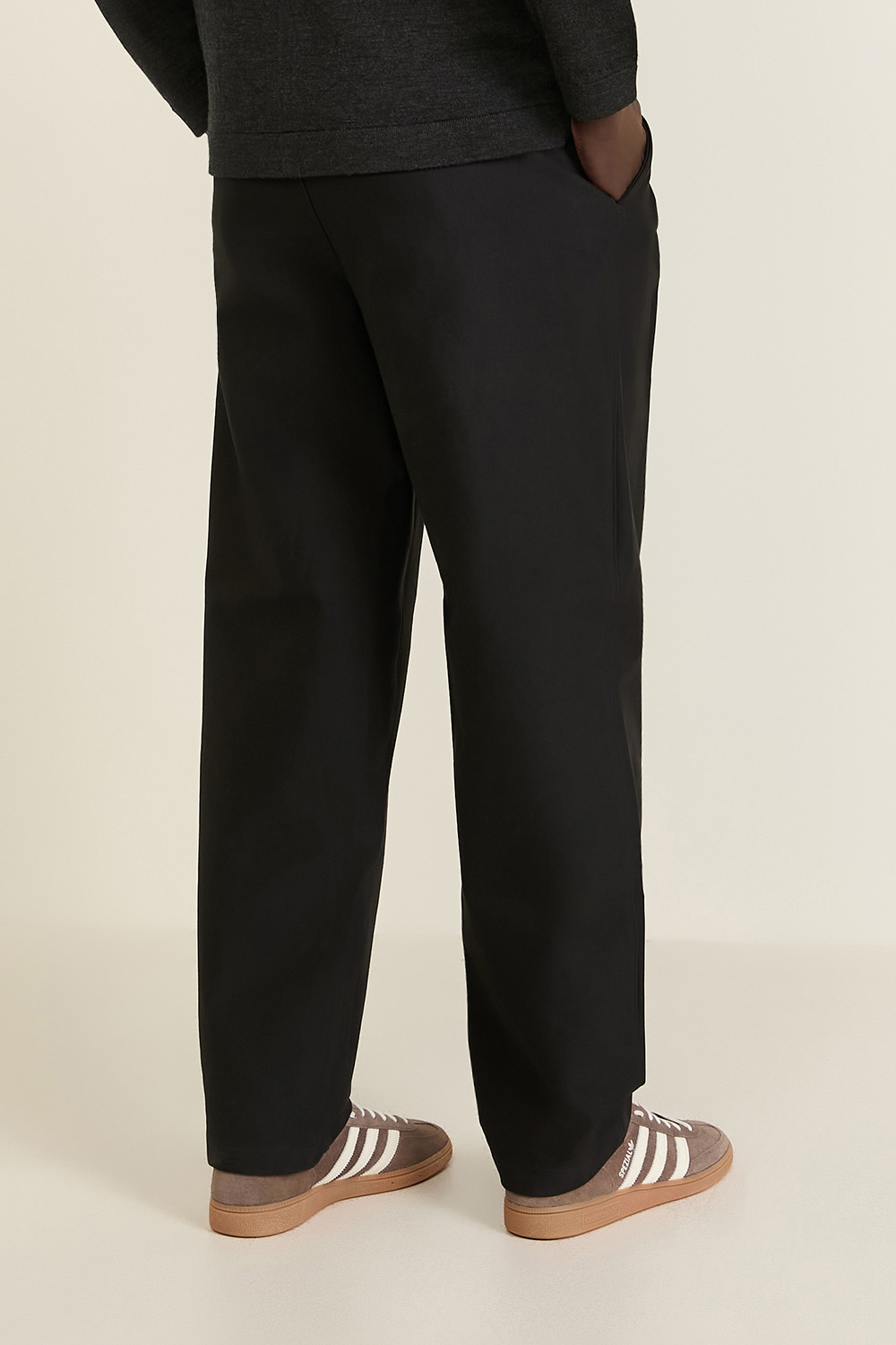 תמונת דוגמן אחורית של Utilitech™ Twill Relaxed Pleated Trouser