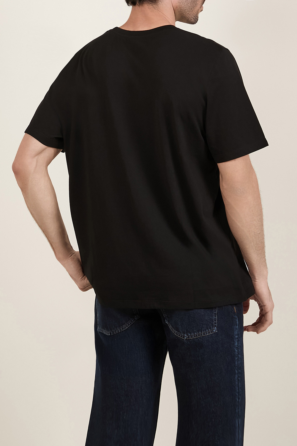 תמונת דוגמן אחורית של חולצת טי