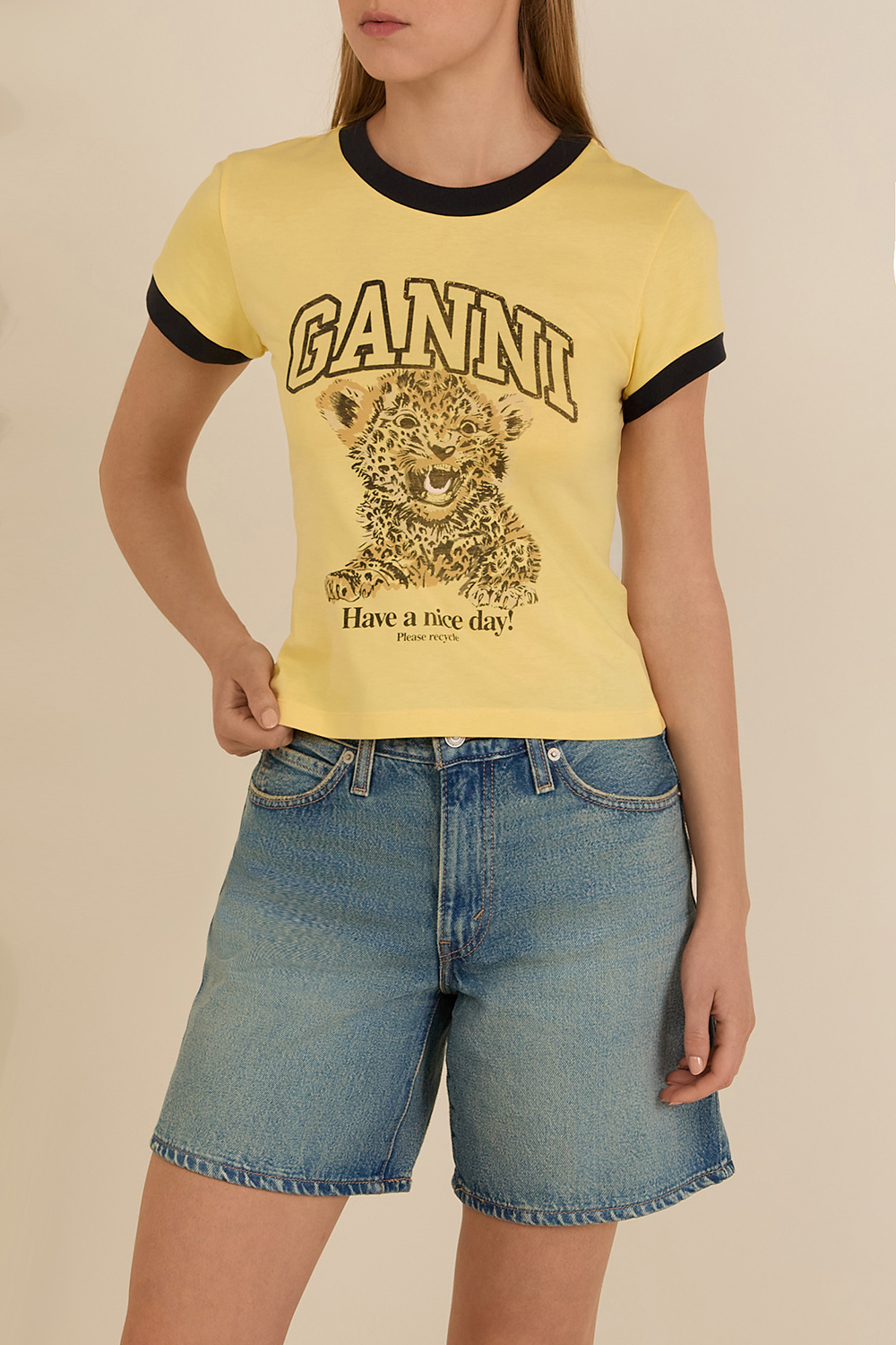 תמונת דוגמן קידמית של חולצת טי