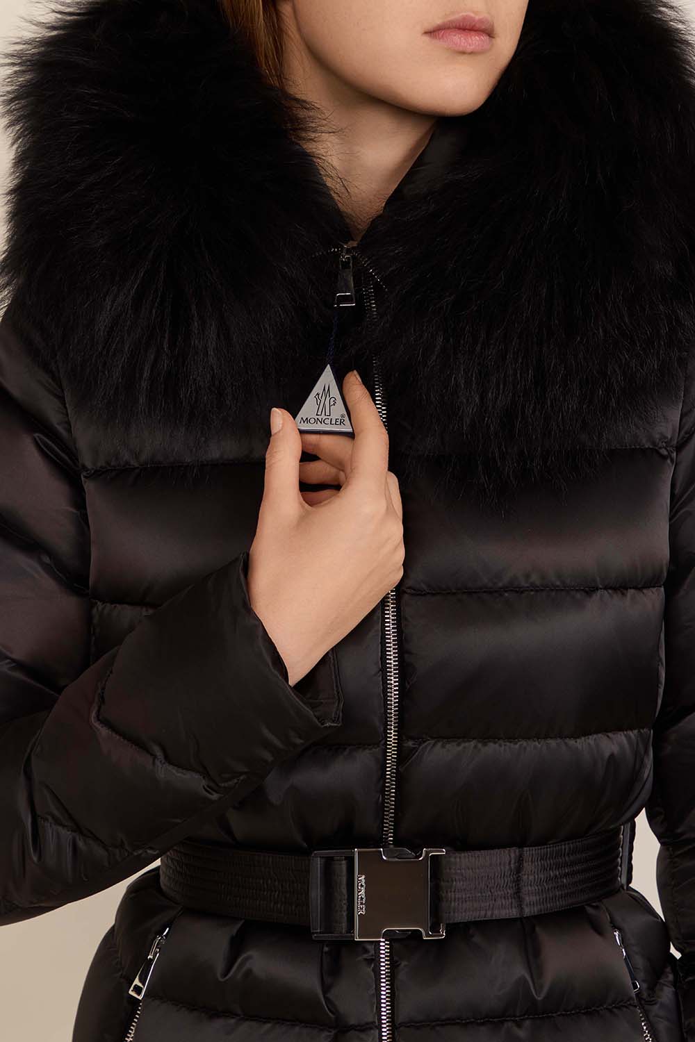 תמונת תקריב דוגמן של מעיל פוך קופידון