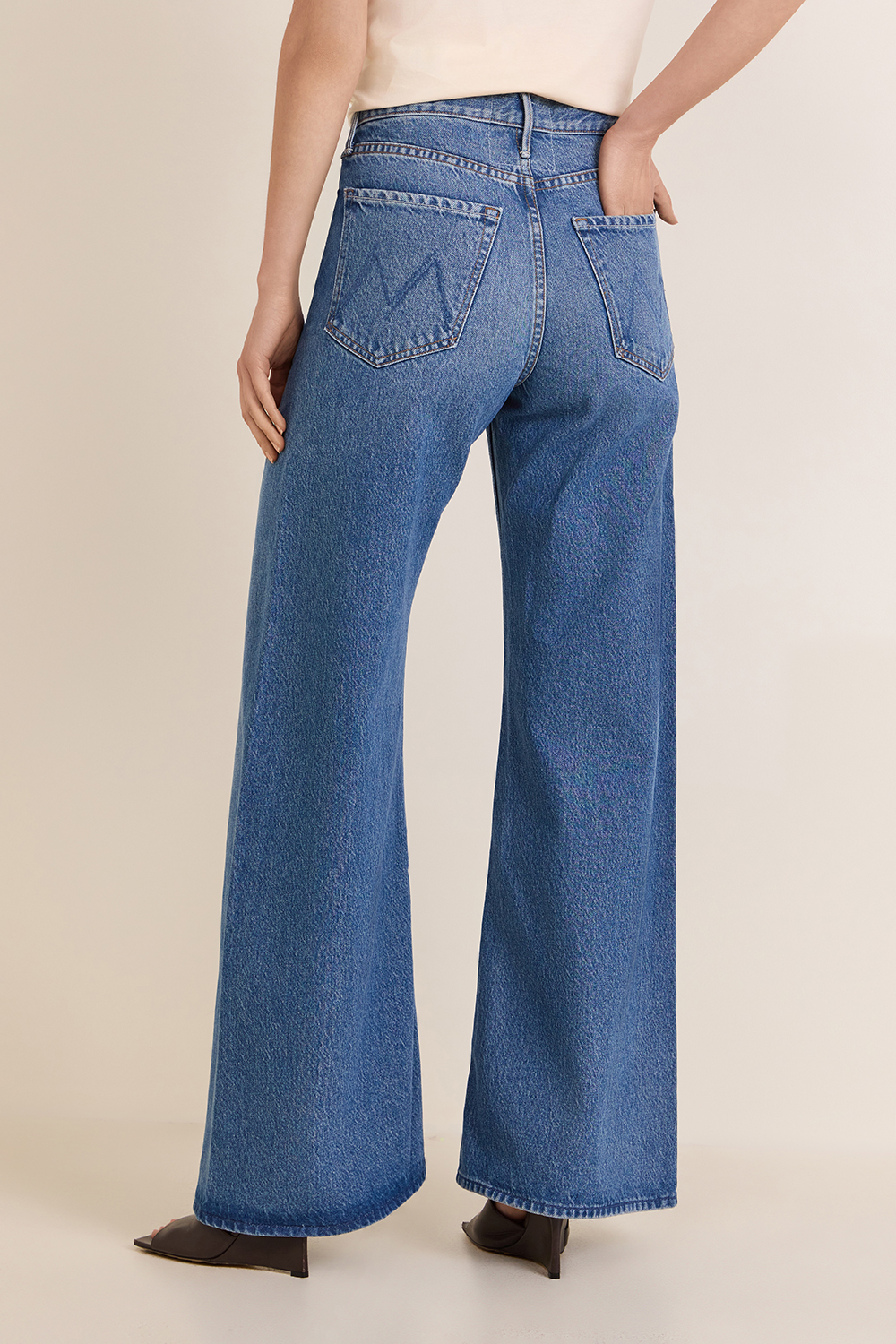 תמונת דוגמן אחורית של מכנסי ג'ינס מתרחבים