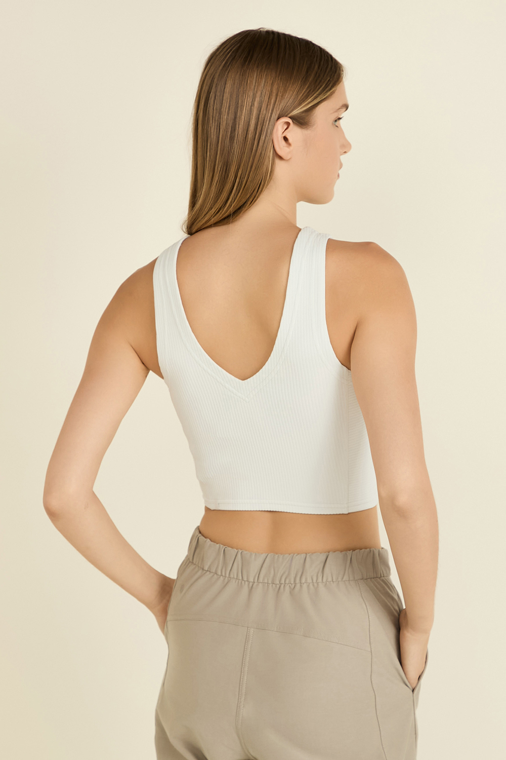 תמונת דוגמן אחורית של Ribbed Softstreme™ Cropped Tank Top