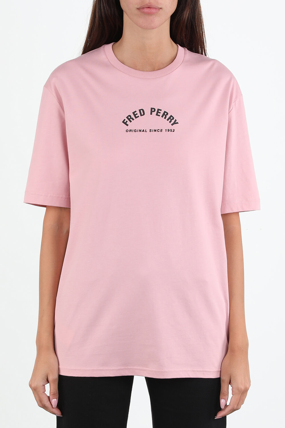 תמונת דוגמן קידמית של חולצת לוגו בצבע ורוד