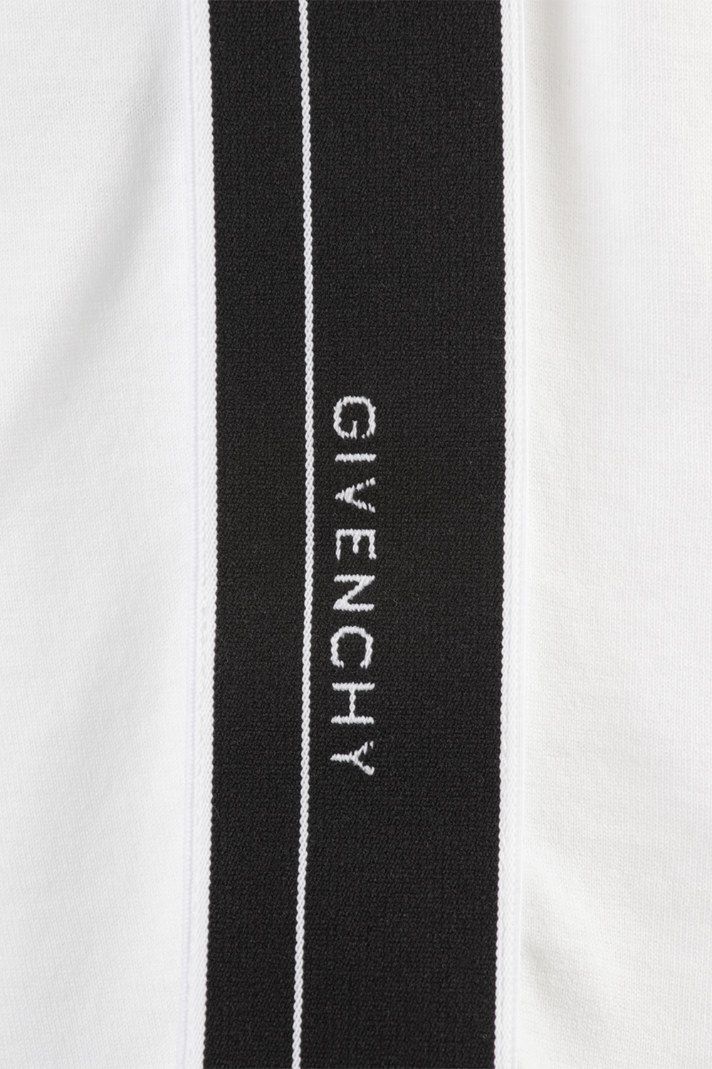 תמונה אחורית של חולצת טי לבנה עם טייפים שחורים