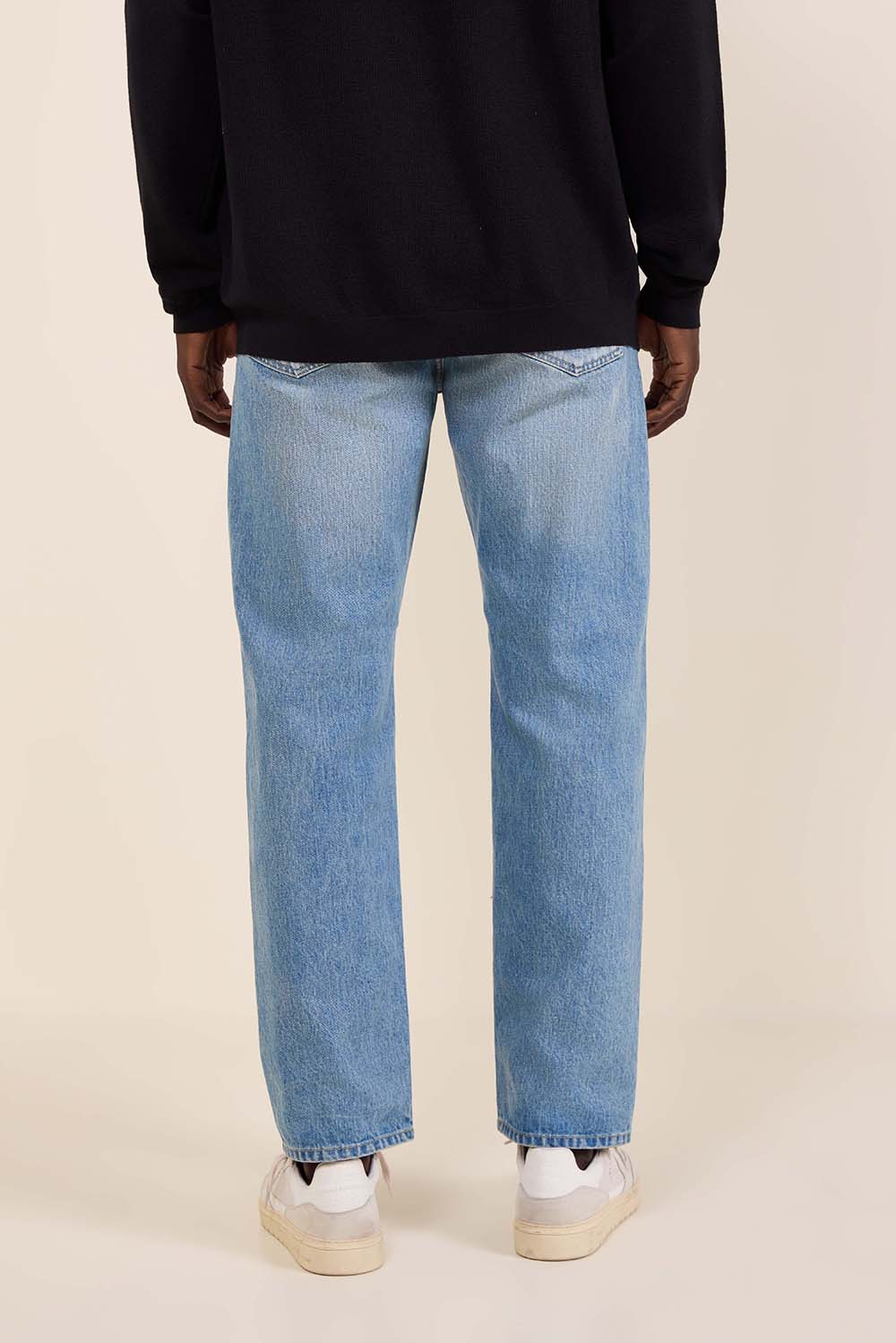 תמונת תקריב דוגמן של מכנסי ג'ינס בגזרה ישרה