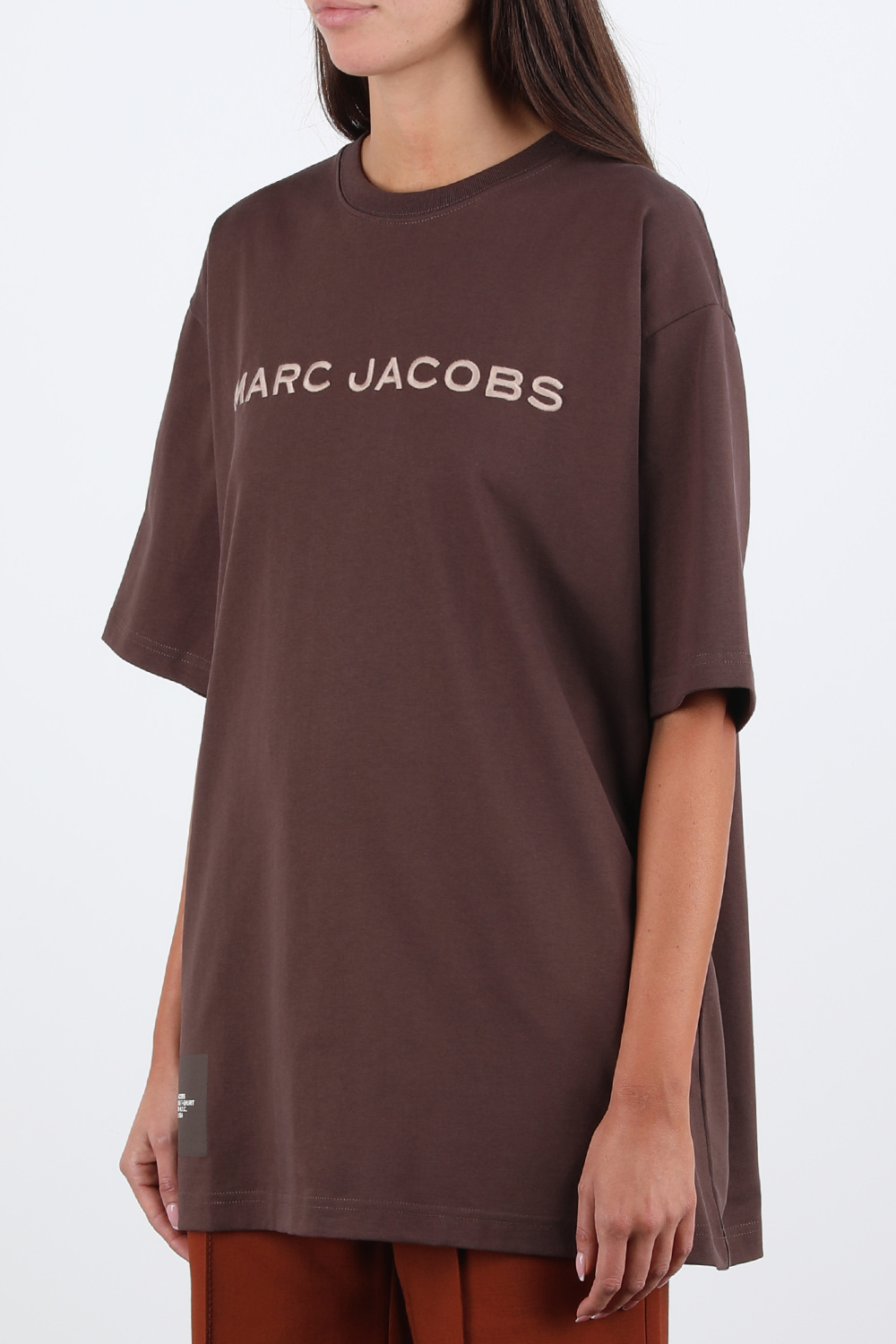 תמונת דוגמן קידמית של טי שירט קצרה אוברסייז עם לוגו בגוון חום