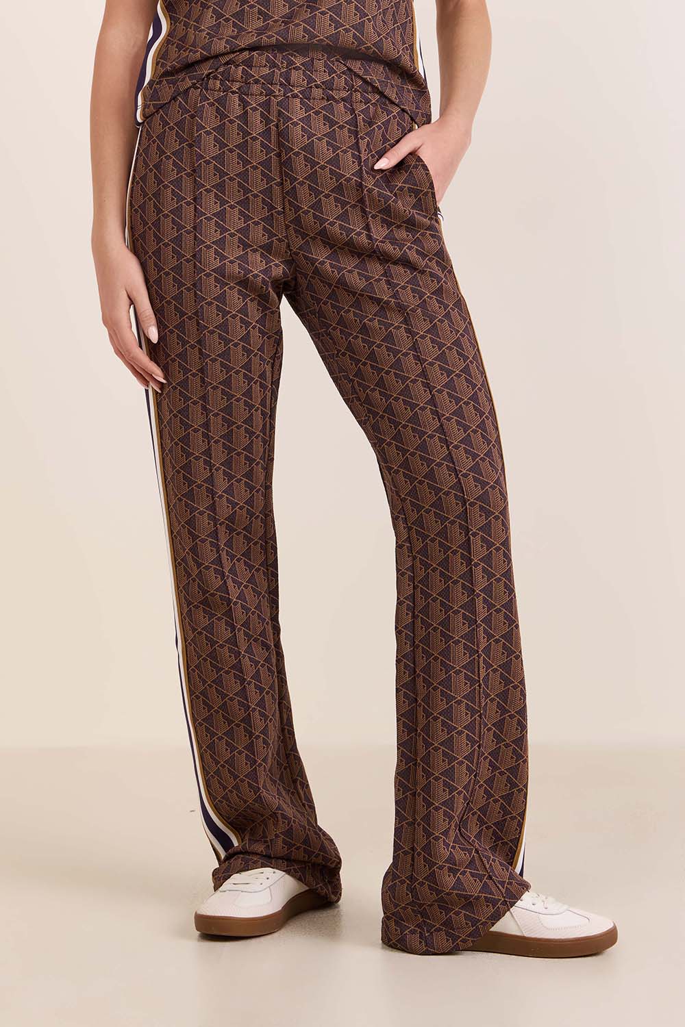 תמונת דוגמן קידמית של מכנסי ג'וג